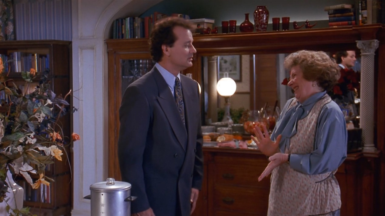 Фил Коннорс миссис Ланкастер — Как спали, мистер Коннорс?
— Я спал один, миссис Ланкастер.
— Может быть кофе?
— Насколько я понимаю, ни эспрессо, ни капучино вы сегодня не предлагаете?
— Я… я не знаю...
— ...как пишется эспрессо или капучино... Пойдёт и этот.
— Надеюсь, вам понравится праздник.
— Да, конечно понравится...
— Говорят, надвигается снежная буря...
— Если нам не повезёт, снежная буря пройдёт совсем рядом. К полудню масса влажного воздуха, идущая с юга, расположится к востоку от нас. На большой высоте влага замёрзнет и образуется снег. Возможно накопление большого заряда. Максимальная температура в Панксатони около одного градуса мороза. Снег возможен, 20 процентов заряда сегодня и 20 завтра... Вы серьёзно хотели поговорить о погоде или просто болтали?
— Болтала...