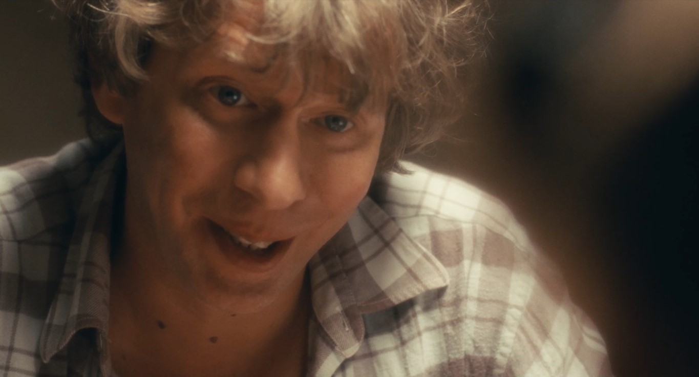 — Ну ведь было же, да? Было? В глаза мне смотри! Я же вижу, что было!
— Да не было ничего, зачем бы я тебе тогда рассказал.
— Угу... Ну целовались же, да? Целовались!
— Да вообще не целовались.
— Угу... Я поняла: ты к ней сам приставал, а она тебе отказала!
— Я же тебе говорю — это она ко мне приставала, а я отказал... Клянусь!
— Чем?
— Здоровьем Гоши.
— Че... правда не было? Отказал? Жанне Фриске?
— Да.
— Ну ты мудак...