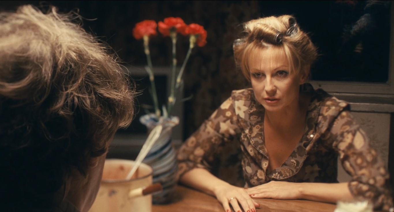 — Ну ведь было же, да? Было? В глаза мне смотри! Я же вижу, что было!
— Да не было ничего, зачем бы я тебе тогда рассказал.
— Угу... Ну целовались же, да? Целовались!
— Да вообще не целовались.
— Угу... Я поняла: ты к ней сам приставал, а она тебе отказала!
— Я же тебе говорю — это она ко мне приставала, а я отказал... Клянусь!
— Чем?
— Здоровьем Гоши.
— Че... правда не было? Отказал? Жанне Фриске?
— Да.
— Ну ты мудак...