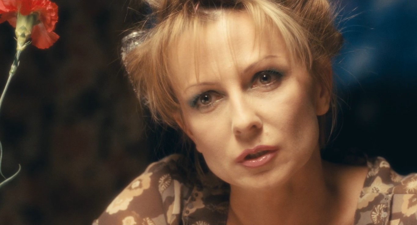 — Ну ведь было же, да? Было? В глаза мне смотри! Я же вижу, что было!
— Да не было ничего, зачем бы я тебе тогда рассказал.
— Угу... Ну целовались же, да? Целовались!
— Да вообще не целовались.
— Угу... Я поняла: ты к ней сам приставал, а она тебе отказала!
— Я же тебе говорю — это она ко мне приставала, а я отказал... Клянусь!
— Чем?
— Здоровьем Гоши.
— Че... правда не было? Отказал? Жанне Фриске?
— Да.
— Ну ты мудак...