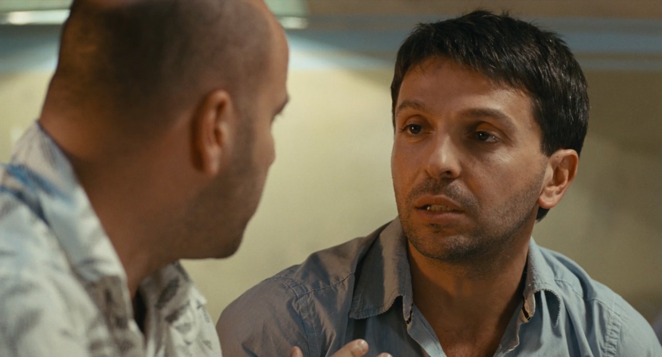 Лёша: — Ты представляешь, как в такой ситуации приятно отказать?
Слава: — Не представляю...
Лёша: — Она пришла... вся... Жанна Фриске.
Слава: — Ну я знаю, не надо.
Лёша: — Пришла и говорит — я твоя...
Жанна Фриске: — «Я люблю вас, Вячеслав Гаврилович!»
Лёша: — А он ей — раз!
Вячеслав Гаврилович: — «А я вас — нет!»
Лёша: — Всем бабам в её лице отмстил! За юношеские прыщи, за девочку в девятом классе, которая не пошла с тобой танцевать, за третьекурсницу, которая заснула в самый важный момент, пьяная дура!
Слава: — У тебя это тоже было?
Лёша: — Было!