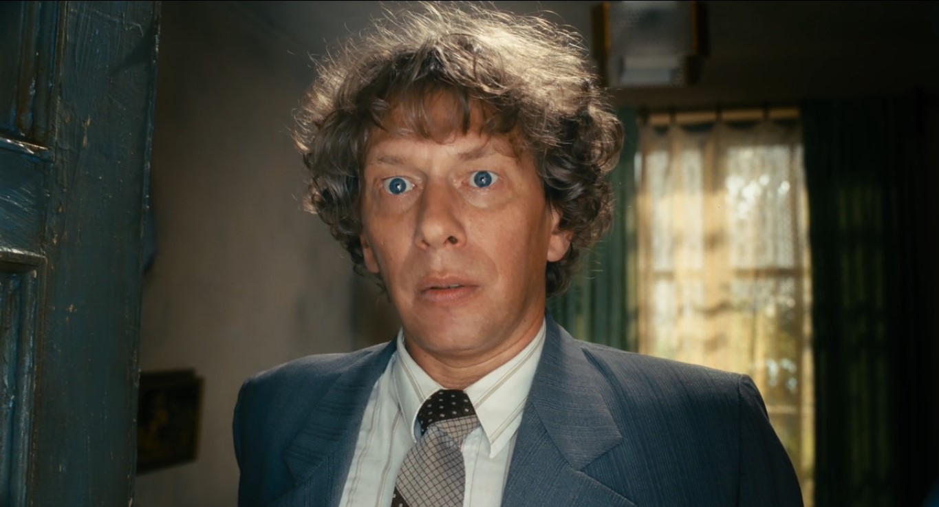 Лёша: — Ты представляешь, как в такой ситуации приятно отказать?
Слава: — Не представляю...
Лёша: — Она пришла... вся... Жанна Фриске.
Слава: — Ну я знаю, не надо.
Лёша: — Пришла и говорит — я твоя...
Жанна Фриске: — «Я люблю вас, Вячеслав Гаврилович!»
Лёша: — А он ей — раз!
Вячеслав Гаврилович: — «А я вас — нет!»
Лёша: — Всем бабам в её лице отмстил! За юношеские прыщи, за девочку в девятом классе, которая не пошла с тобой танцевать, за третьекурсницу, которая заснула в самый важный момент, пьяная дура!
Слава: — У тебя это тоже было?
Лёша: — Было!