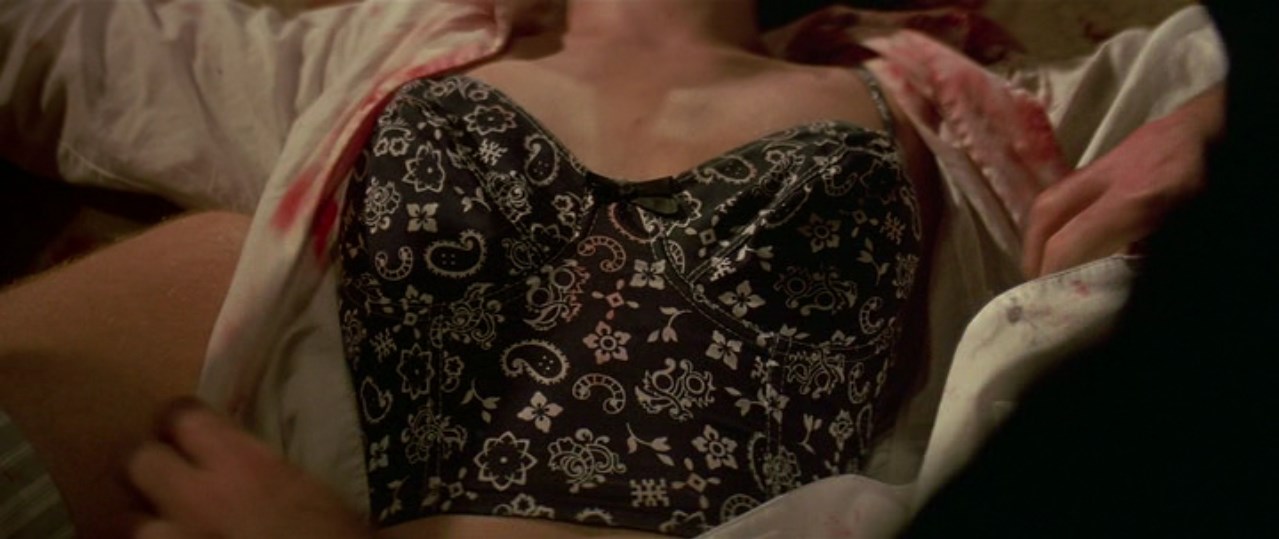 — Сними блузку и найди её сердце.
— Надо точно найти?
— Мы будем делать укол ей в сердце, поэтому хотелось бы поточнее!