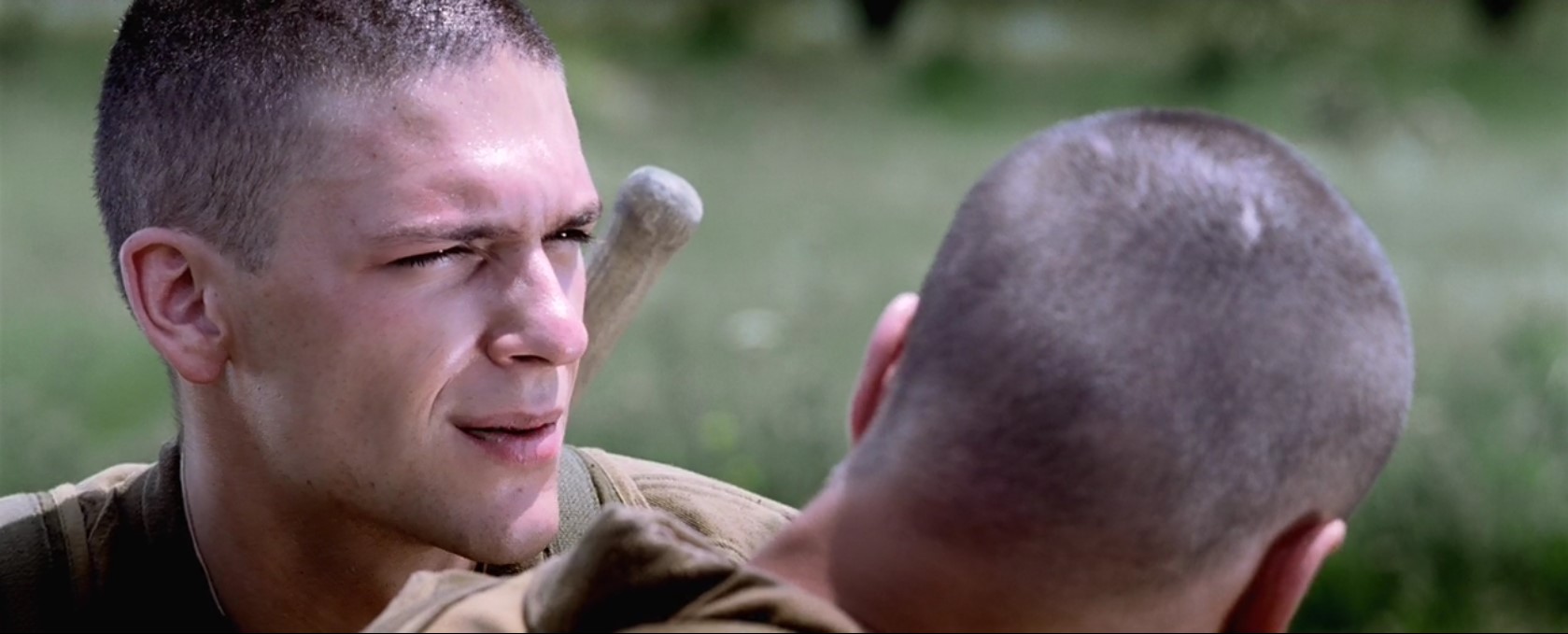 Красота — это когда нет ничего лишнего, никакой шелухи… а на войне есть только жизнь... и смерть... и ничего лишнего. Война — это красиво…