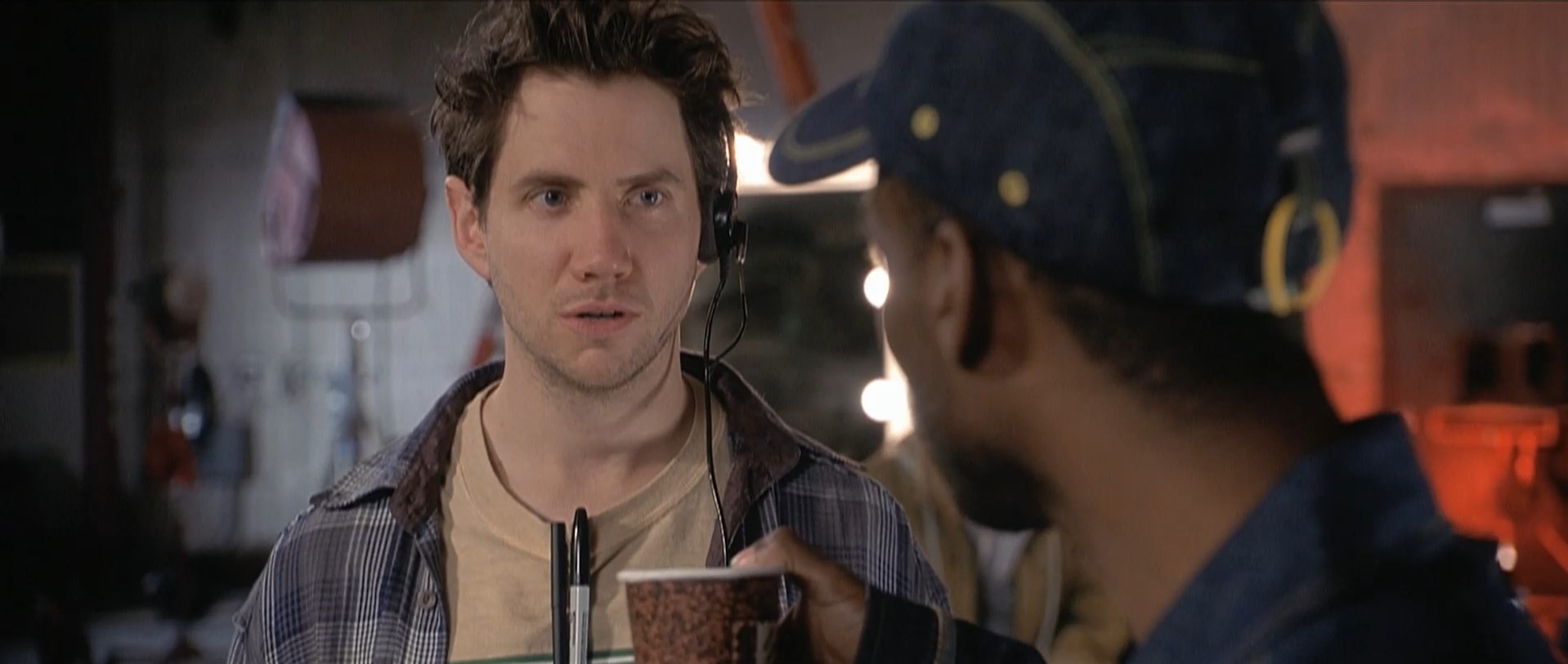 ассистент Чака Лютера Кинга Чака Лютер Кинг — Ваш кофе, сэр...
— Плюнул в него?
— Я не плевал...
— С козявками?
— Там нет козявок, сэр...
— Учился в киношколе, да? Бесишься поди, что черномазые ставят такой крупнобюджетный фильм, да? Папочка твой знает, что ты носишь нигеру кофе? У него инфаркт будет!
— Там нет козявок...