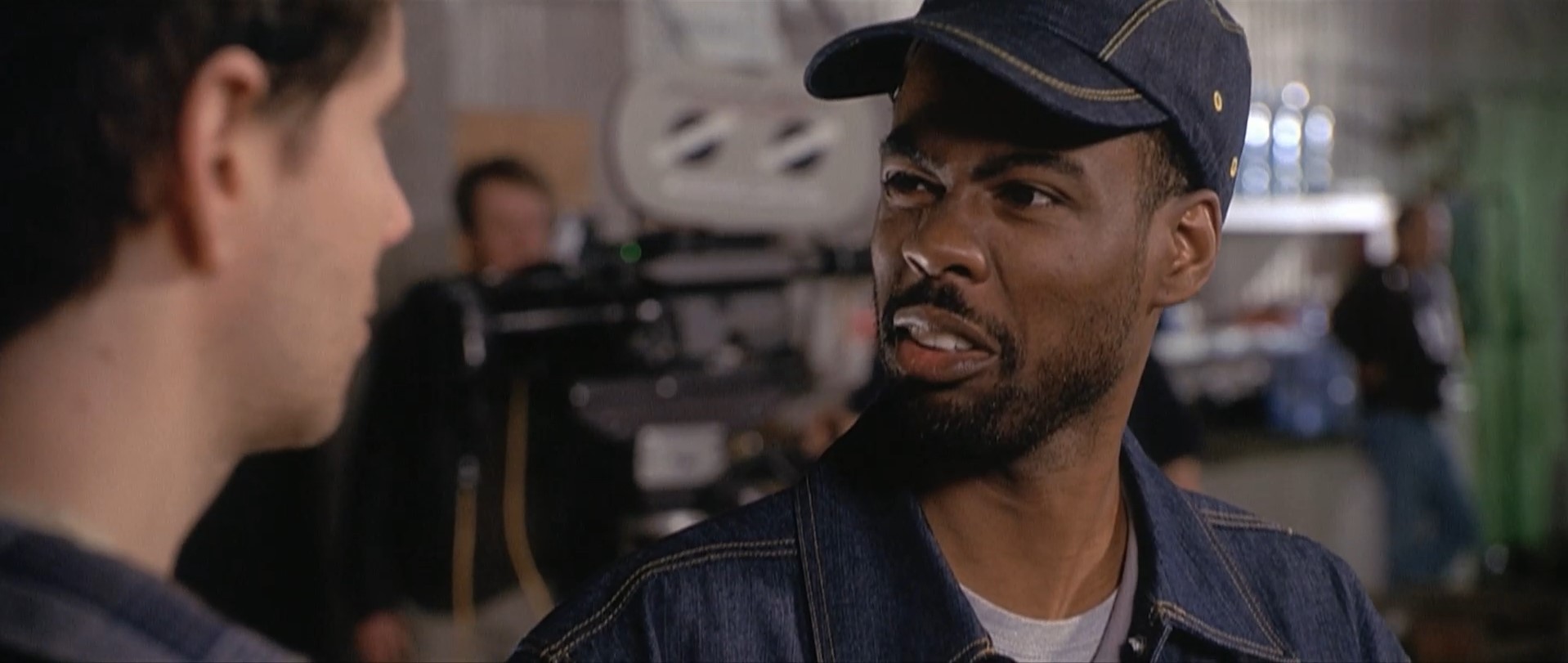 ассистент Чака Лютера Кинга Чака Лютер Кинг — Ваш кофе, сэр...
— Плюнул в него?
— Я не плевал...
— С козявками?
— Там нет козявок, сэр...
— Учился в киношколе, да? Бесишься поди, что черномазые ставят такой крупнобюджетный фильм, да? Папочка твой знает, что ты носишь нигеру кофе? У него инфаркт будет!
— Там нет козявок...