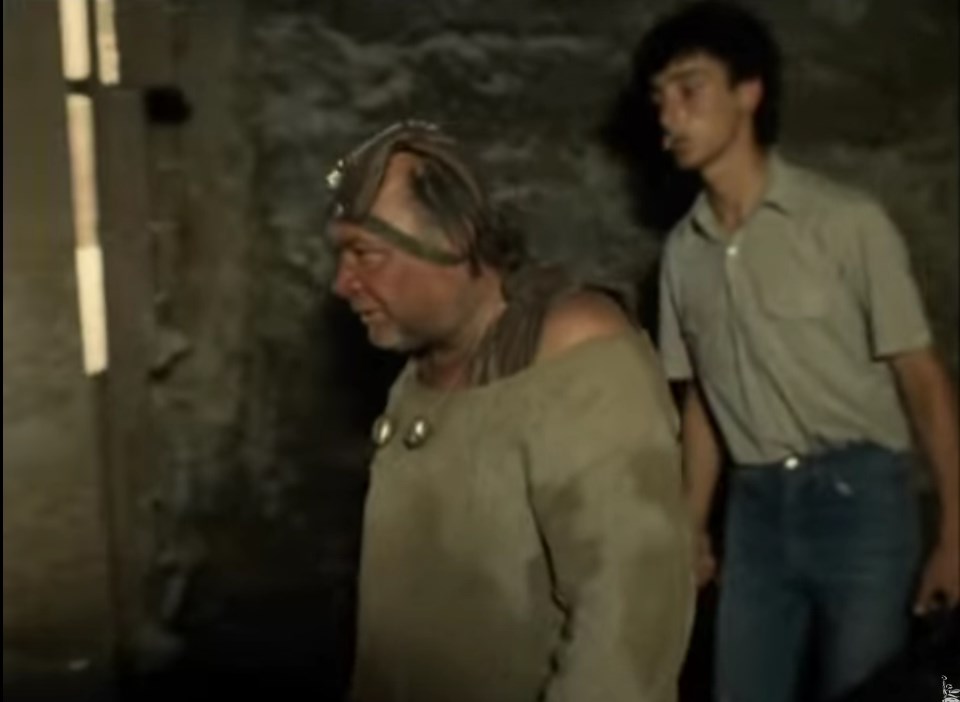 — Извините, а чатлане и пацаки — это национальность?
— Нет.
— Биологический фактор?
— Нет.
— Лица с других планет?
— Нет.
— А в чём они друг от друга отличаются?
— Ты что, дальтоник, Скрипач, — зелёный цвет от оранжевого отличить не можешь? Турист…