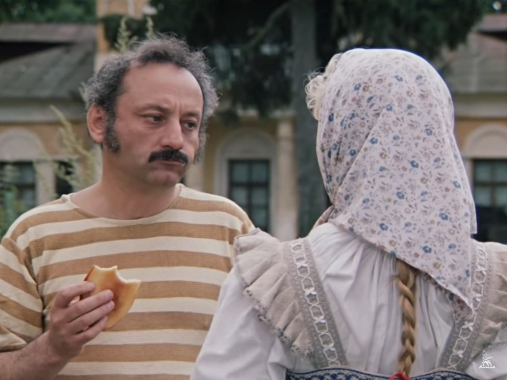 — Хочешь большой, но чистой любви?
— Да кто ж её не хочет?
— Тогда приходи, как стемнеет, на сеновал. Придёшь?
— Отчего ж не прийти? Приду. Только уж и Вы приходите. А то вон сударь тоже позвал, а опосля испугался.
— Она не одна придёт. Она с кузнецом придёт.
— Каким кузнецом?
— Дядей моим, Степан Степанычем. Он мне заместо отца — кузнец наш.
— А зачем нам кузнец? Не, нам кузнец не нужен. Что я лошадь, что ли? Зачем нам кузнец?
— Благословлять. Вы же изволите предложение делать?
— Так, свободна... Ступай, не видишь — играем.