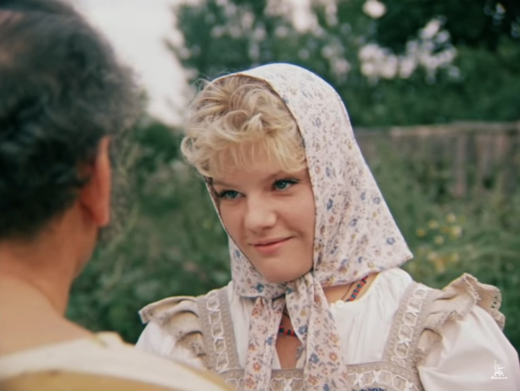 — Хочешь большой, но чистой любви?
— Да кто ж её не хочет?
— Тогда приходи, как стемнеет, на сеновал. Придёшь?
— Отчего ж не прийти? Приду. Только уж и Вы приходите. А то вон сударь тоже позвал, а опосля испугался.
— Она не одна придёт. Она с кузнецом придёт.
— Каким кузнецом?
— Дядей моим, Степан Степанычем. Он мне заместо отца — кузнец наш.
— А зачем нам кузнец? Не, нам кузнец не нужен. Что я лошадь, что ли? Зачем нам кузнец?
— Благословлять. Вы же изволите предложение делать?
— Так, свободна... Ступай, не видишь — играем.