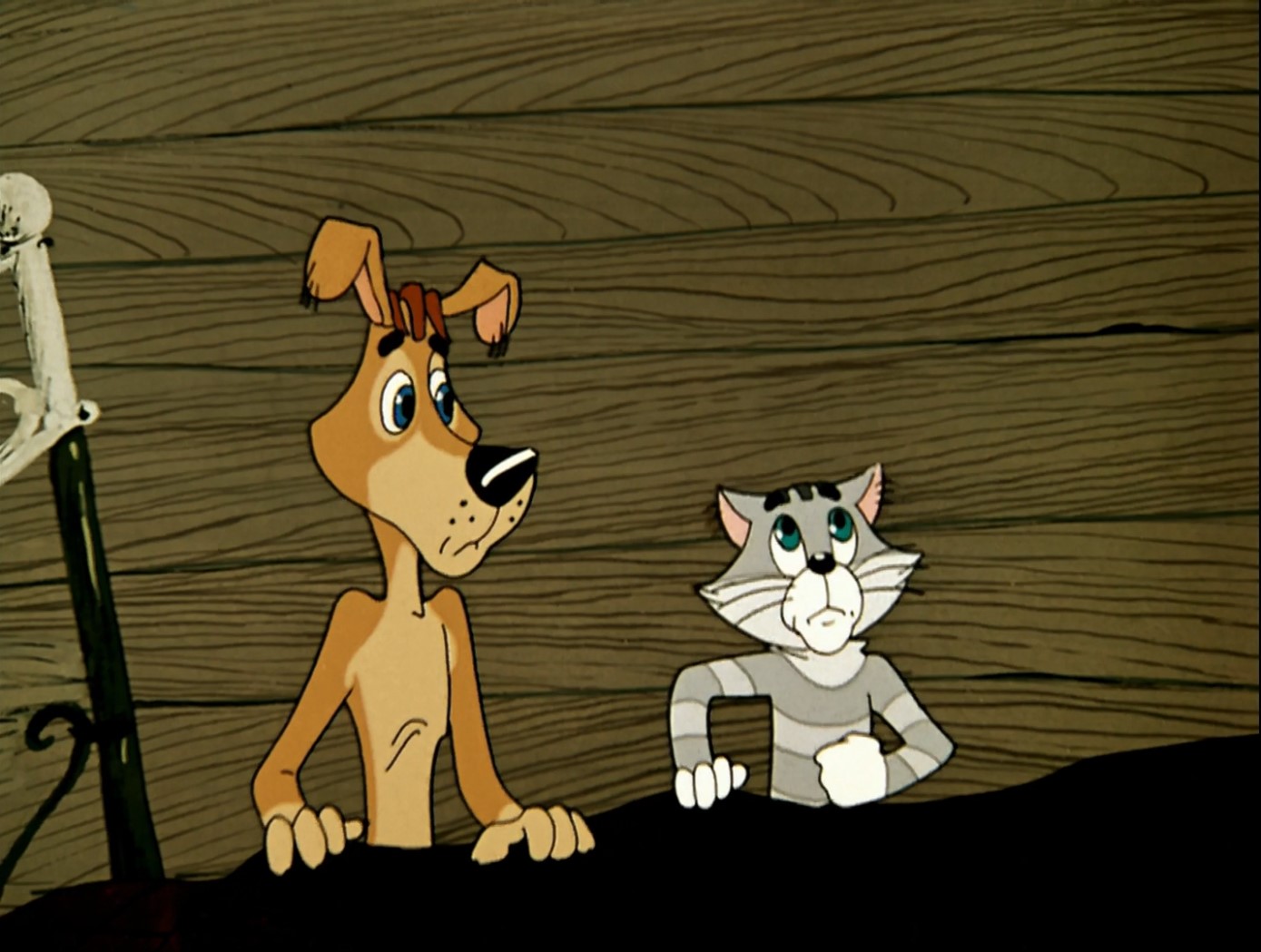 В такую погоду свои дома сидят, телевизор смотрют. Только чужие шастают. Не будем дверь открывать!