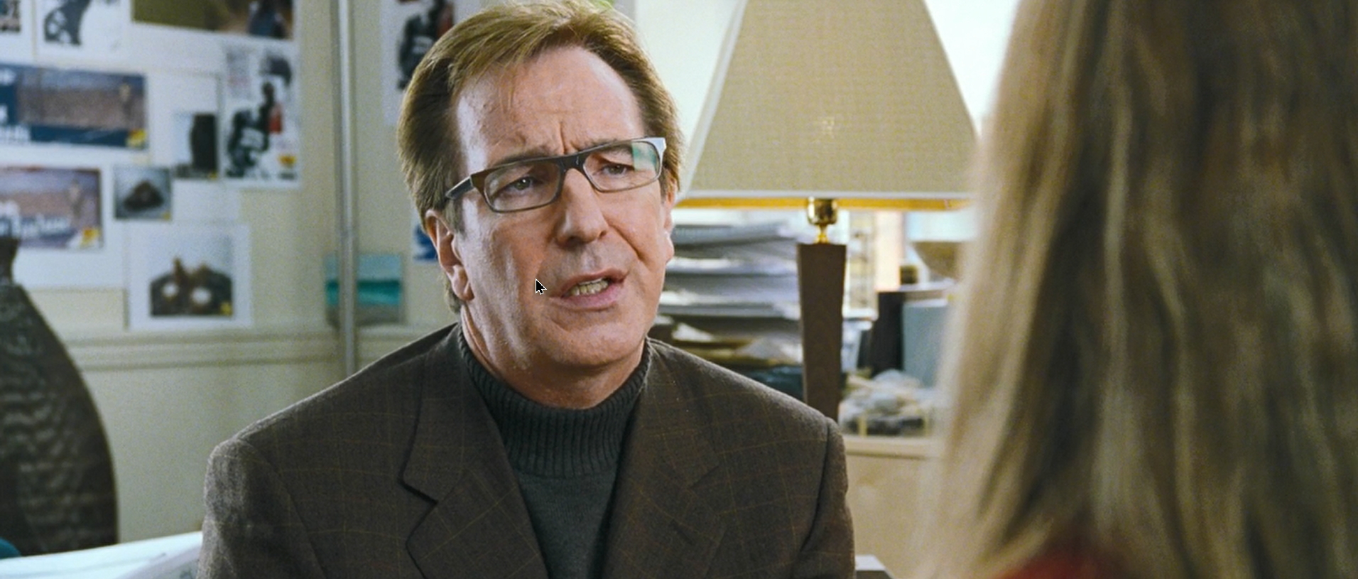 — Сара, выключи телефон и ответь точно, сколько ты здесь проработала?
— Э-э-э… два года, семь месяцев, три дня и… наверное, часа два…
— А давно ты влюблена в Карла, нашего таинственного главного дизайнера?
— А-а-а… два года, семь месяцев, три дня и… наверное, часа полтора…