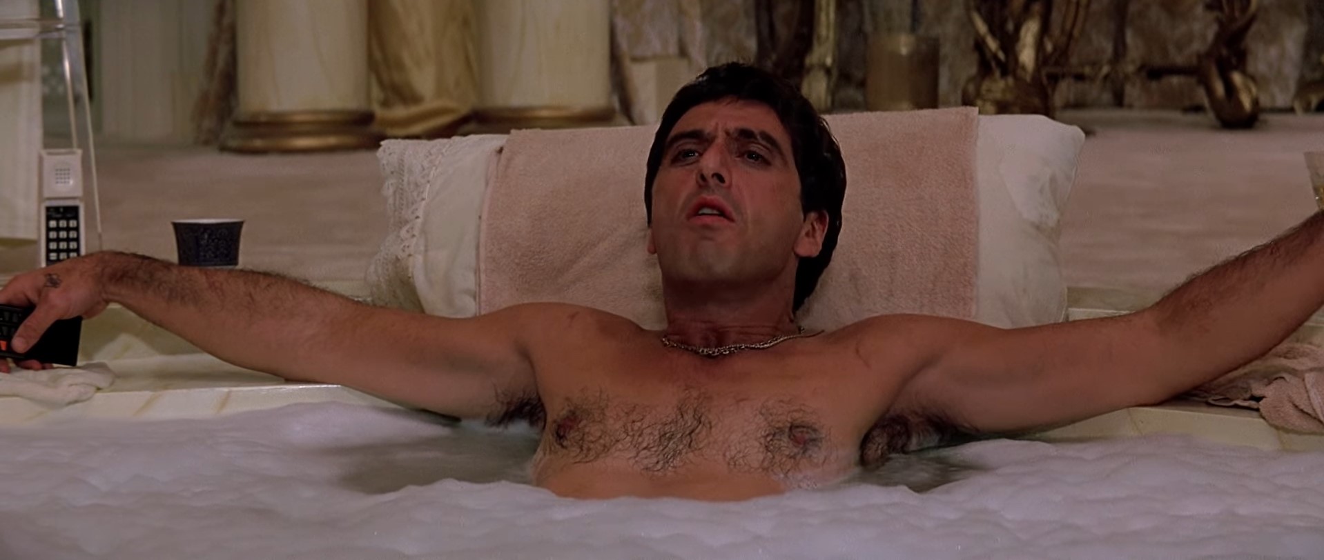 — Пожалуйста, хватит! Хватит говорить о деньгах! В этом доме только и разговоров, что о деньгах! Знаешь, во что ты превращаешься, Тони? Ты чертов эмигрант, миллионер, который не может перестать говорить!
— Кого ты называешь чертовым эмигрантом, ты — белый кусок хлеба!
— Вырой яму во дворе! Закопай деньги и забудь про них!
— Мне они тяжело достались. Помни об этом.
— Лучше бы тебе их подарили. Был бы хорошим человеком.