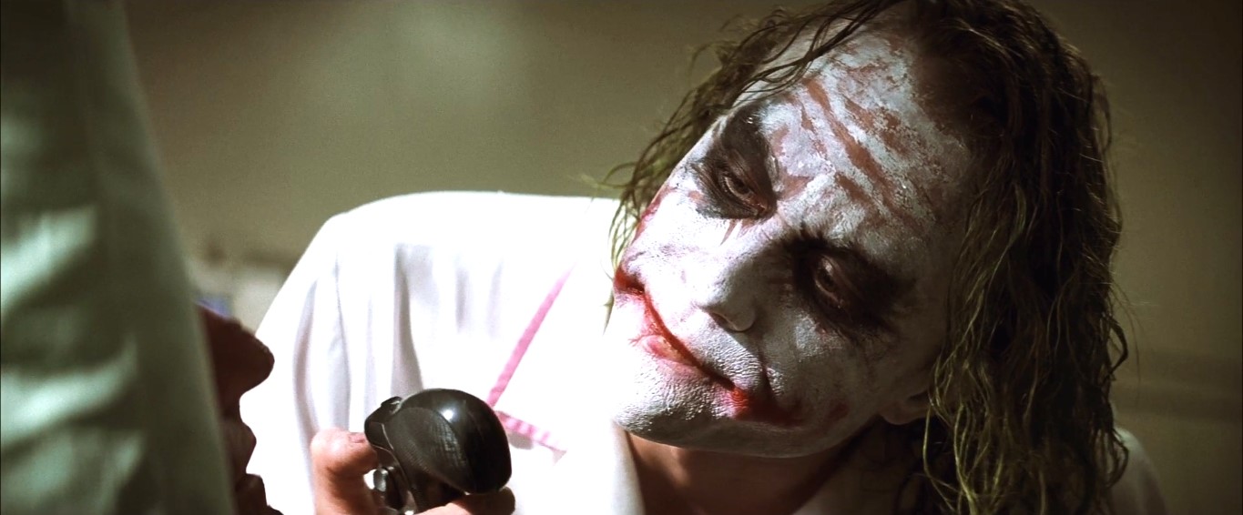 Знаешь, что я заметил? Никто не паникует, когда все идет согласно плану. Даже если план чудовищен. Если завтра, я заявлю прессе, что один из бандитов умрет, или грузовик с солдатами взлетит на воздух, никто не будет паниковать, потому что все это — часть плана. Но когда я говорю, что какой-то жалкий мэр умрет, все вокруг теряют голову. Совсем немного анархии. Нарушение установленного порядка, и все вокруг повергается в хаос. Я — носитель хаоса. Знаешь, что является основой хаоса? Это страх.