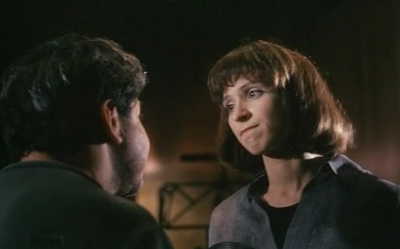 Ты сама понимаешь о чём ты поёшь?  Запомни! Если артист не конченый, если художник не полное дерьмо, они в своём творчестве открывают людям себя, поэтому загибаются рано, их просто больше не остаётся — они всё раздают. Это понятно?