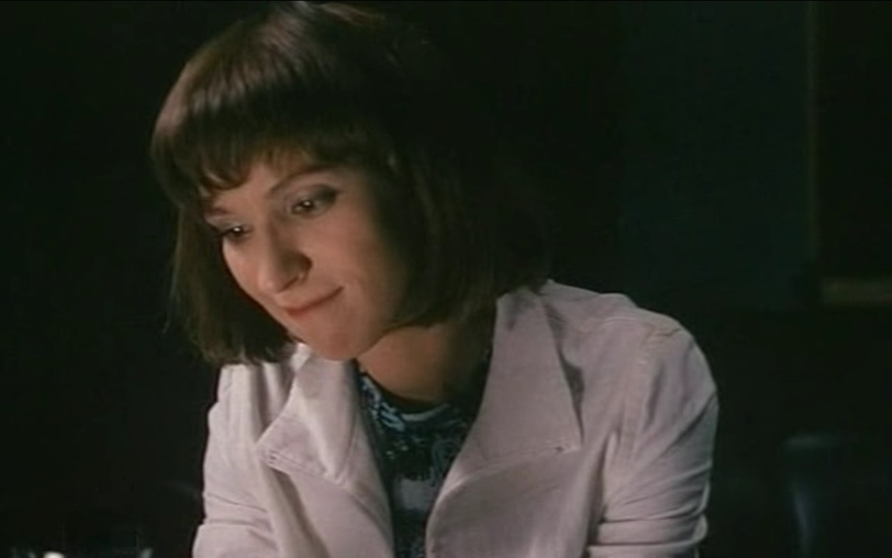 — Зоенька, влюбиться — это счастье?
— Беда ужасная. Ведь понимаешь, что Бог тебя с ним навсегда связал, а его с тобой связать может не захотел, а может не успел, и не знаешь как с этим справиться. И вдруг находит… думаешь, урву немного, навяжусь хоть на пару недель, а дальше гори всё огнём, а потом понимаешь, что после этих двух недель судьба твоя закончится.