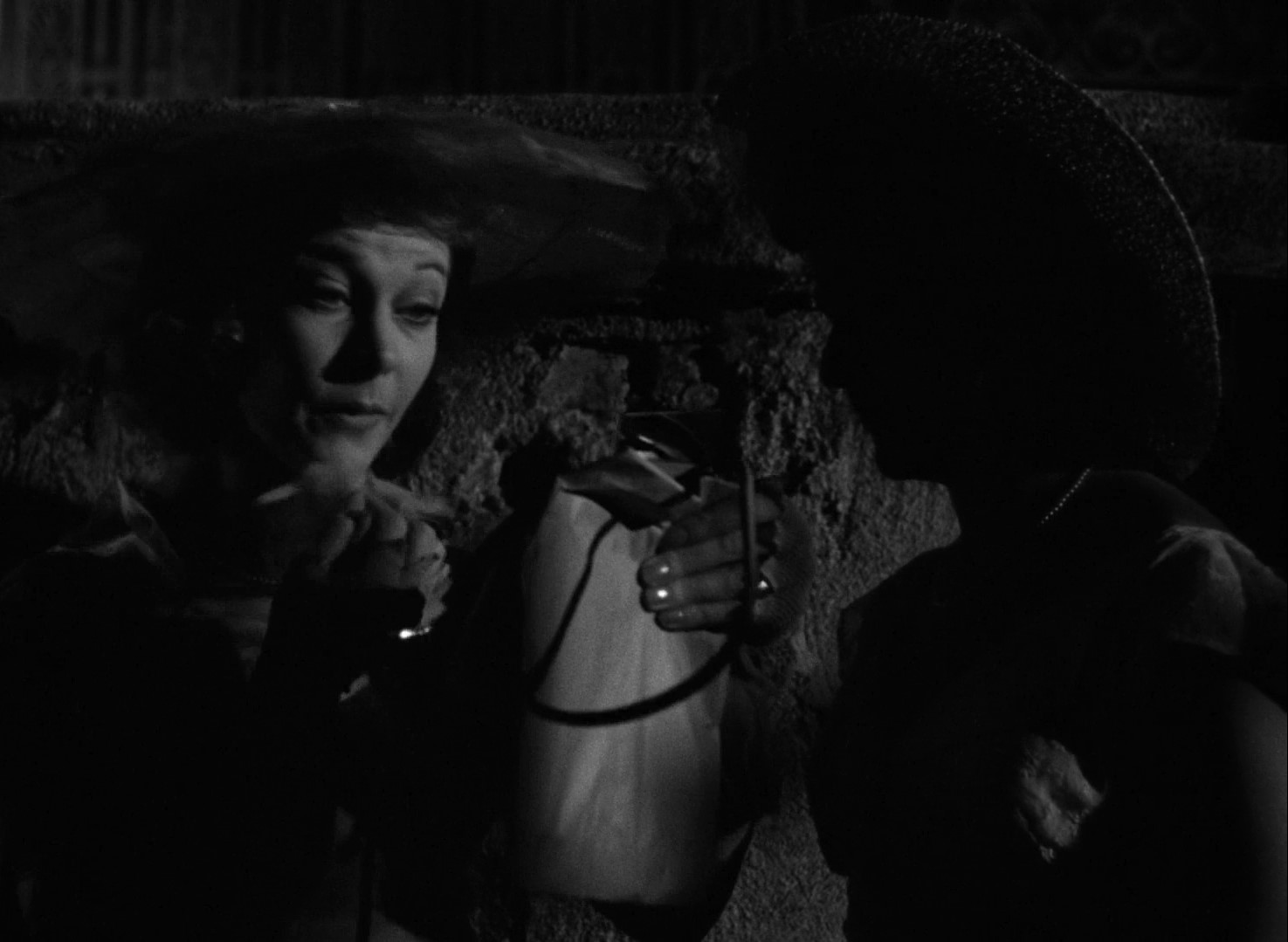 — Ты выглядишь как утренняя роза.
— Да... срезанная два дня назад...