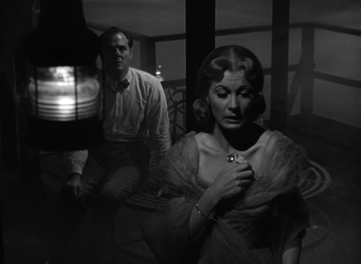 Мир, излучающий свет, погас для меня. Его выключили и больше никогда он не был сильнее, чем этот желтый фонарь...