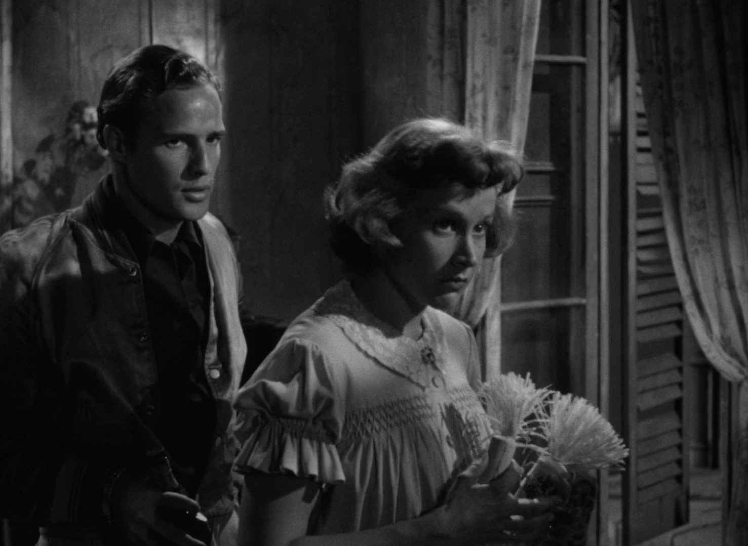 и каждый в Ориоле знает о ней всё. Она так знаменита в Ориоле, как будто она президент США, только её не уважает ни одна партия...