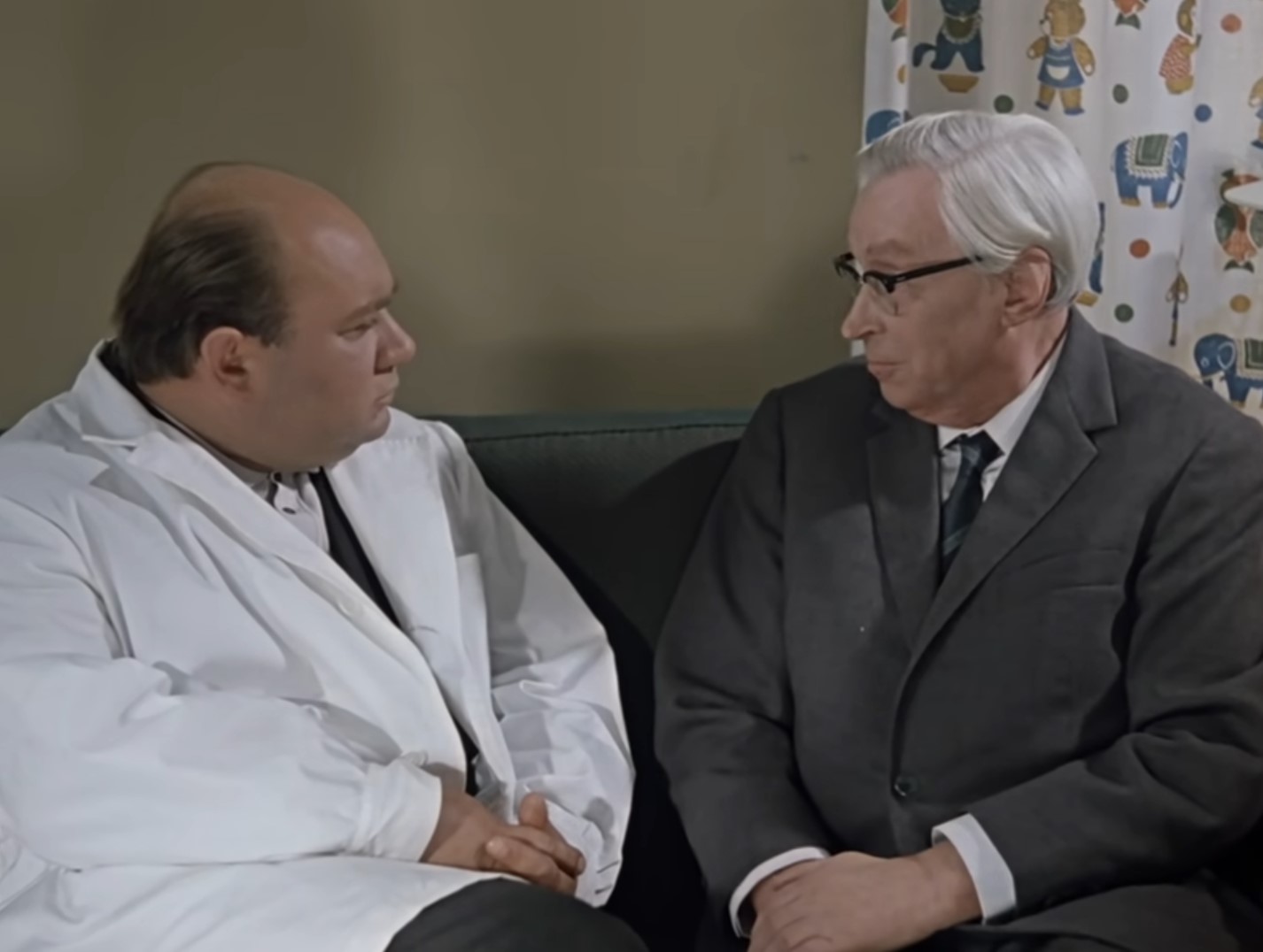 — Мы вам приклеиваем парик.
— Так.
— Рисуем татуировку.
— Так.
— И сажаем в тюрьму.
— Как это?... А за что же это?