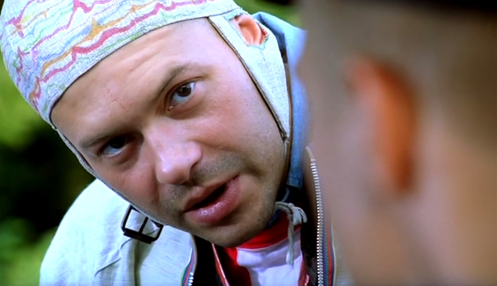 — А вы пить не будете? Драться не будете?
— Я, голубчик, не пью, не курю, не колюсь и не нюхаю. Компьютером не увлекаюсь. А драться я вообще непристрастен.
— Исключительный вы человек!