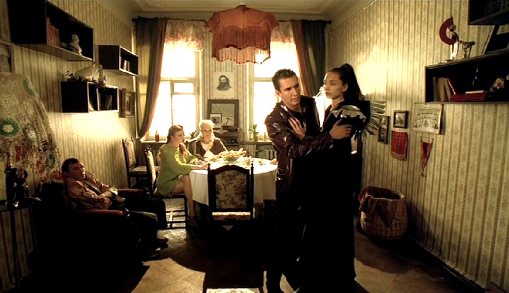 генерал Иволгин: — Товарищи, мы тут говорим, а там всё стоит!
Ганя Иволгин: — Что стоит?
генерал Иволгин: — Всё стоит!