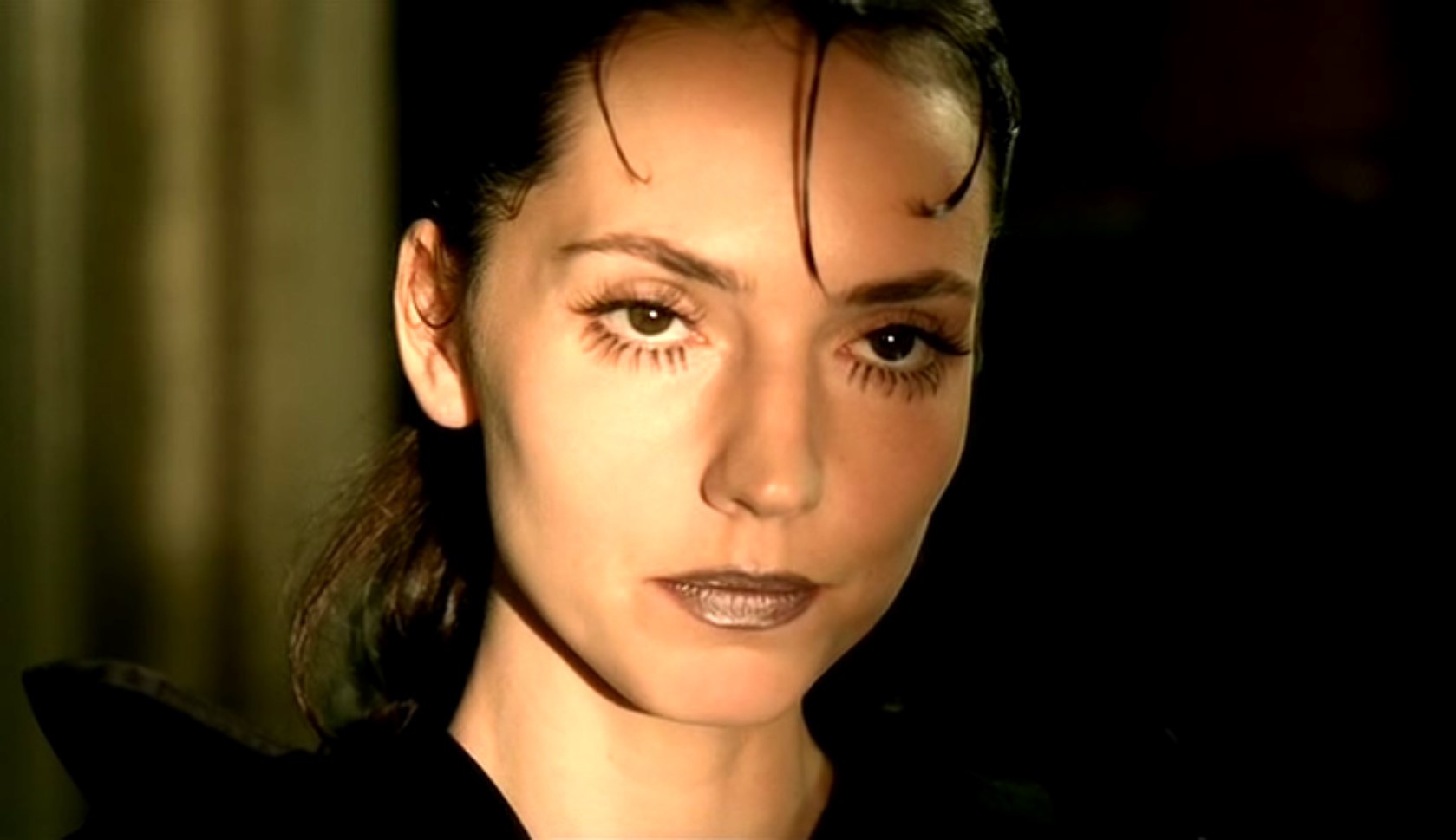 Настасья Филипповна: — Ну что, сволочь столичная, знакомиться будем?
Ганя Иволгин: — Чем обязаны, Настасья Филипповна? Вы, я слышу, основательно датая? Поскандалить изволите или так, от чистого сердца?
Настасья Филипповна: — Поскандалить. А слышали, что я за вашего дрочилу могу пойти?
генеральша Иволгина: — Чё это он дрочила-то?
Настасья Филипповна: — Так кто ж не знает? Все знают, самый первый в столице рукоблуд.