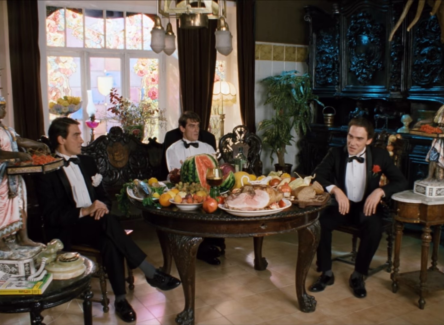 — Я отказываюсь от любых переговоров, пока вы не прекратите дискриминацию граждан цыганской национальности.
— Да кому они нахрен нужны — твои цыгане.
— Вот он, великодержавный шовинизм в действии. Забыли, кто для вас Куликовскую битву выиграл?
— Неужто цыгане?
— А этот к нам вообще ненависти не скрывает. Проводит антицыганскую пропаганду среди американского населения.
— А за что вас любить-то? Что вы вообще за нация такая? Где ваши корни?
— Ну конечно, только вы богоизбранный народ, а остальные недочеловеки, гои!
— Кстати, насчет гоев — это вы, евреи, действительно загнули, сами-то что, лучше?
— Ну что ты, братишка, они не лучшие, они единственные, а остальные должны им прислуживать. Но один прокол у них вышел — Христа распяли?!
— Сами породили, сами и распяли! Это наши сугубо еврейские разборки, гоям не понять.
— Ты что, моего Христа в евреи записываешь?!
— А ты как думал, если папа — еврей, мама — еврейка, то ребеночек — русский?
— Папа у него голубь!