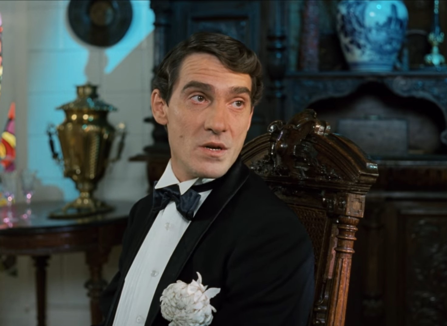 — Я отказываюсь от любых переговоров, пока вы не прекратите дискриминацию граждан цыганской национальности.
— Да кому они нахрен нужны — твои цыгане.
— Вот он, великодержавный шовинизм в действии. Забыли, кто для вас Куликовскую битву выиграл?
— Неужто цыгане?
— А этот к нам вообще ненависти не скрывает. Проводит антицыганскую пропаганду среди американского населения.
— А за что вас любить-то? Что вы вообще за нация такая? Где ваши корни?
— Ну конечно, только вы богоизбранный народ, а остальные недочеловеки, гои!
— Кстати, насчет гоев — это вы, евреи, действительно загнули, сами-то что, лучше?
— Ну что ты, братишка, они не лучшие, они единственные, а остальные должны им прислуживать. Но один прокол у них вышел — Христа распяли?!
— Сами породили, сами и распяли! Это наши сугубо еврейские разборки, гоям не понять.
— Ты что, моего Христа в евреи записываешь?!
— А ты как думал, если папа — еврей, мама — еврейка, то ребеночек — русский?
— Папа у него голубь!