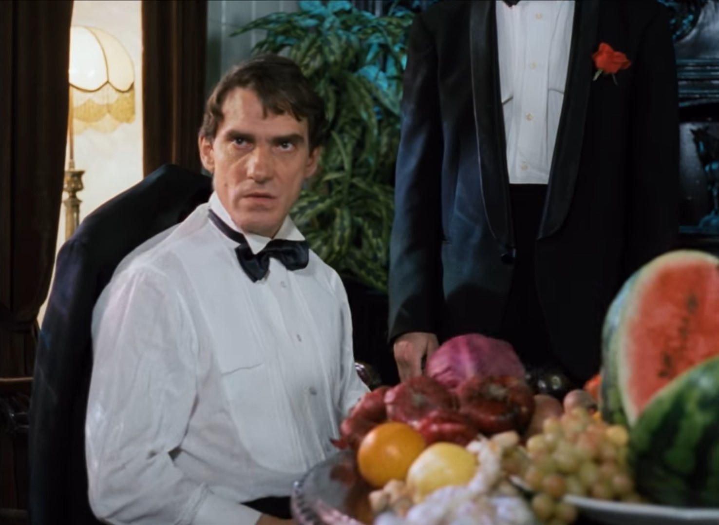 — Я отказываюсь от любых переговоров, пока вы не прекратите дискриминацию граждан цыганской национальности.
— Да кому они нахрен нужны — твои цыгане.
— Вот он, великодержавный шовинизм в действии. Забыли, кто для вас Куликовскую битву выиграл?
— Неужто цыгане?
— А этот к нам вообще ненависти не скрывает. Проводит антицыганскую пропаганду среди американского населения.
— А за что вас любить-то? Что вы вообще за нация такая? Где ваши корни?
— Ну конечно, только вы богоизбранный народ, а остальные недочеловеки, гои!
— Кстати, насчет гоев — это вы, евреи, действительно загнули, сами-то что, лучше?
— Ну что ты, братишка, они не лучшие, они единственные, а остальные должны им прислуживать. Но один прокол у них вышел — Христа распяли?!
— Сами породили, сами и распяли! Это наши сугубо еврейские разборки, гоям не понять.
— Ты что, моего Христа в евреи записываешь?!
— А ты как думал, если папа — еврей, мама — еврейка, то ребеночек — русский?
— Папа у него голубь!