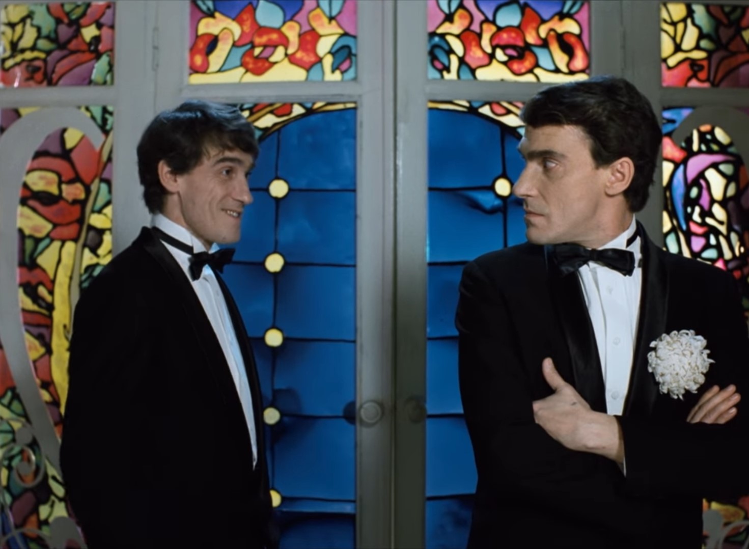 — Ваша китчевая музыка испохабила всю русскую культуру, какую мелодию не возьми — отовсюду цыганочка прёт!
— Не цыганочка, а ваши семь-сорок — еврейская культура, которую вы давно выдаете за великую русскую и великую цыганскую! Правильно я говорю, братишка?
— Абсолютно точно, всё жиды захватили — все газеты, все телевизоры — и влияют на гоев!
— Только вот не надо, что вы за нация такая, если вас так легко захватить можно? Работать надо, а не водку целыми днями глушить!
— Русофоб!
— Ну зачем так грубо-то, просто «жид пархатый».
— Антисемит!
— Сионист!
— Юдофоб! Конокрад!