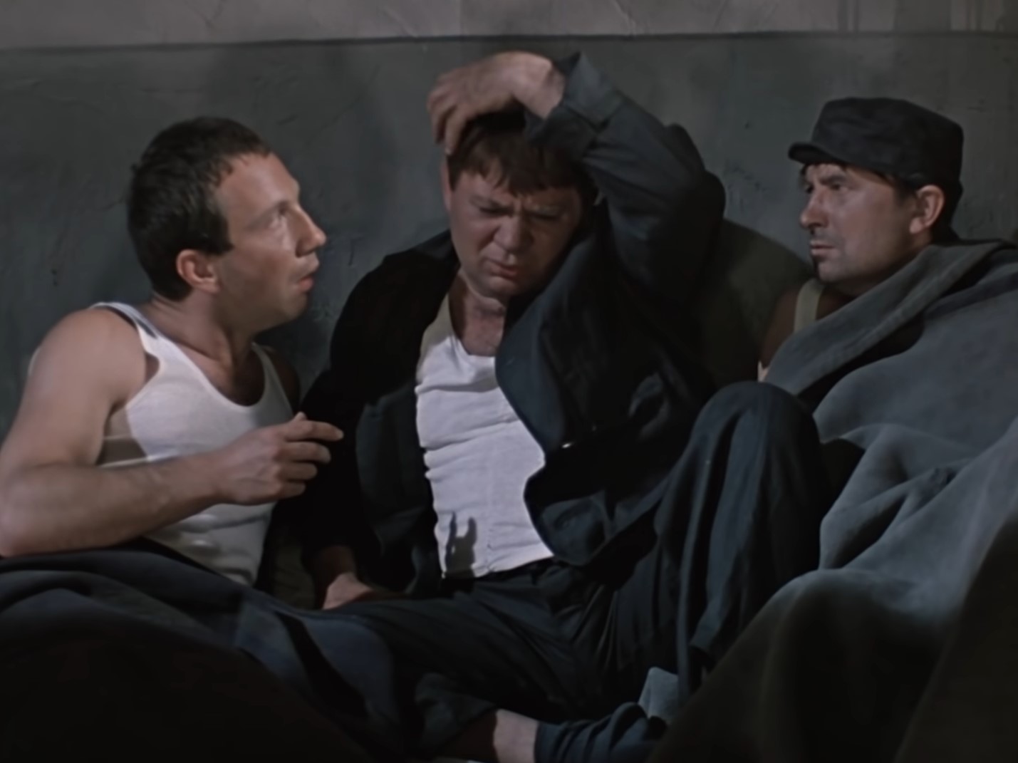 Евгений Иванович Трошкин В поезде я с полки упал, башкой вниз. Ударился — тут помню, тут ничего…