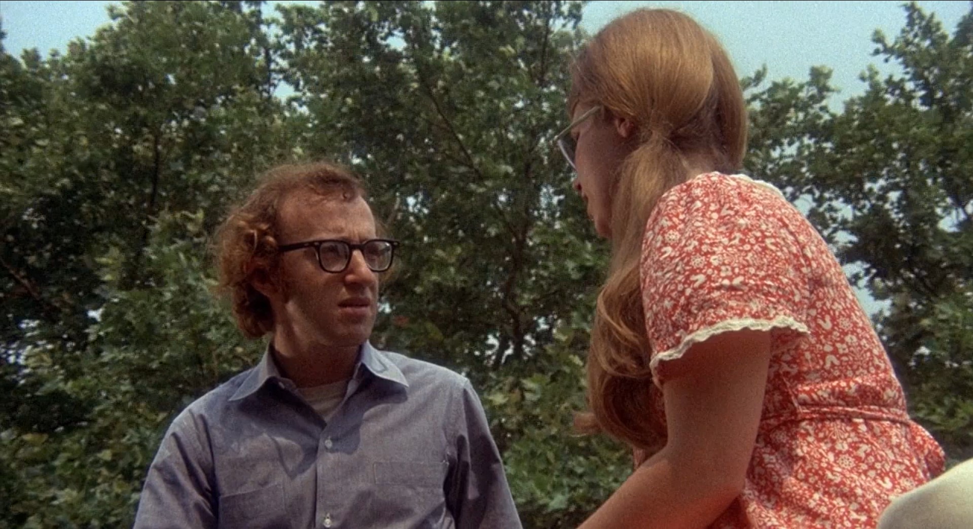 — Думаю, нам не надо больше встречаться.
— Почему?
— Что-то ушло.
— В каком смысле? Что-то ушло из меня? Внутренне или внешне?
— Я не знаю, что ушло.
— Может, у меня маленький рост?
— Дело не в том, что ты коротышка, и не в том, что ты некрасивый, и не в том, что у тебя плохие зубы.
— Тогда что? С чем это связано? Тебе со мной весело или нет?
— Дело не в этом, с тобой не смешно, но это не важно. Я не могу сформулировать. Что-то ушло.
— Но я люблю тебя, и ты меня.
— Нет, дело не в том, что я тебя не люблю.
— Так ты меня любишь?
— Нет.
— Так значит, дело в этом?
— Нет, просто что-то ушло. Мне нужен лидер. Меня волнуют насущные политические проблемы. Я хочу работать с пигмеями в Африке, хочу работать с прокажёнными в Лаброзолии.
— Прекрасно, прекрасно. Я люблю проказу, если ты этого хочешь... Я люблю все страшные кожные болезни..
— Ты инфантилен...
— Как это я инфантилен?
— Эмоционально, сексуально и интеллектуально. Видимо, я во всем виновата. Мне нечего тебе дать.
— Тогда принимай, а я дам.
— Я не готова принять.
— Тогда давай, а я приму. Вообще-то, я могу только принимать, если мне дают.
— Я не могу.
— Давай примем друг друга!..
— Я не могу. Я принимаю, но не могу ни дать, ни принять то, что я должна принять.
— Я бы дал, если приняла.
— Не знаю, чем тебе помочь. Нет.
— Мы оба примем и оба дадим.
— Я не могу получать и давать. Ничего не выйдет. Прости, прощай.
— Не волнуйся за меня, детка. Я как кошка, всегда падаю на лапы.