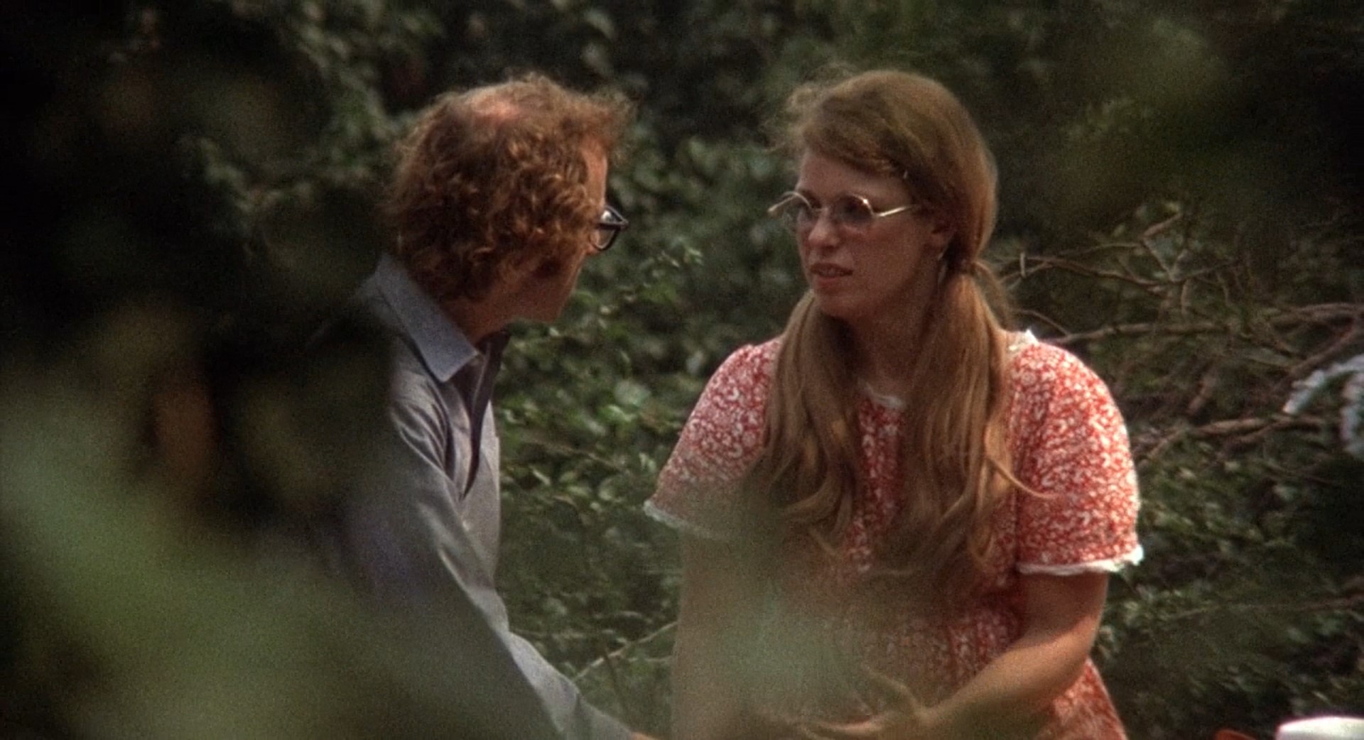 — Думаю, нам не надо больше встречаться.
— Почему?
— Что-то ушло.
— В каком смысле? Что-то ушло из меня? Внутренне или внешне?
— Я не знаю, что ушло.
— Может, у меня маленький рост?
— Дело не в том, что ты коротышка, и не в том, что ты некрасивый, и не в том, что у тебя плохие зубы.
— Тогда что? С чем это связано? Тебе со мной весело или нет?
— Дело не в этом, с тобой не смешно, но это не важно. Я не могу сформулировать. Что-то ушло.
— Но я люблю тебя, и ты меня.
— Нет, дело не в том, что я тебя не люблю.
— Так ты меня любишь?
— Нет.
— Так значит, дело в этом?
— Нет, просто что-то ушло. Мне нужен лидер. Меня волнуют насущные политические проблемы. Я хочу работать с пигмеями в Африке, хочу работать с прокажёнными в Лаброзолии.
— Прекрасно, прекрасно. Я люблю проказу, если ты этого хочешь... Я люблю все страшные кожные болезни..
— Ты инфантилен...
— Как это я инфантилен?
— Эмоционально, сексуально и интеллектуально. Видимо, я во всем виновата. Мне нечего тебе дать.
— Тогда принимай, а я дам.
— Я не готова принять.
— Тогда давай, а я приму. Вообще-то, я могу только принимать, если мне дают.
— Я не могу.
— Давай примем друг друга!..
— Я не могу. Я принимаю, но не могу ни дать, ни принять то, что я должна принять.
— Я бы дал, если приняла.
— Не знаю, чем тебе помочь. Нет.
— Мы оба примем и оба дадим.
— Я не могу получать и давать. Ничего не выйдет. Прости, прощай.
— Не волнуйся за меня, детка. Я как кошка, всегда падаю на лапы.