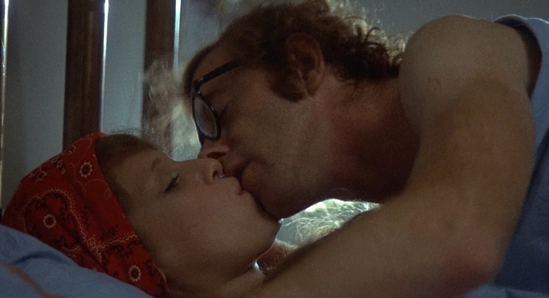 — Я люблю тебя! Люблю!
— Скажи это по-французски. Пожалуйста, скажи по-французски.
— Я не знаю французского.
— Ну пожалуйста!
— На иврите пойдёт?