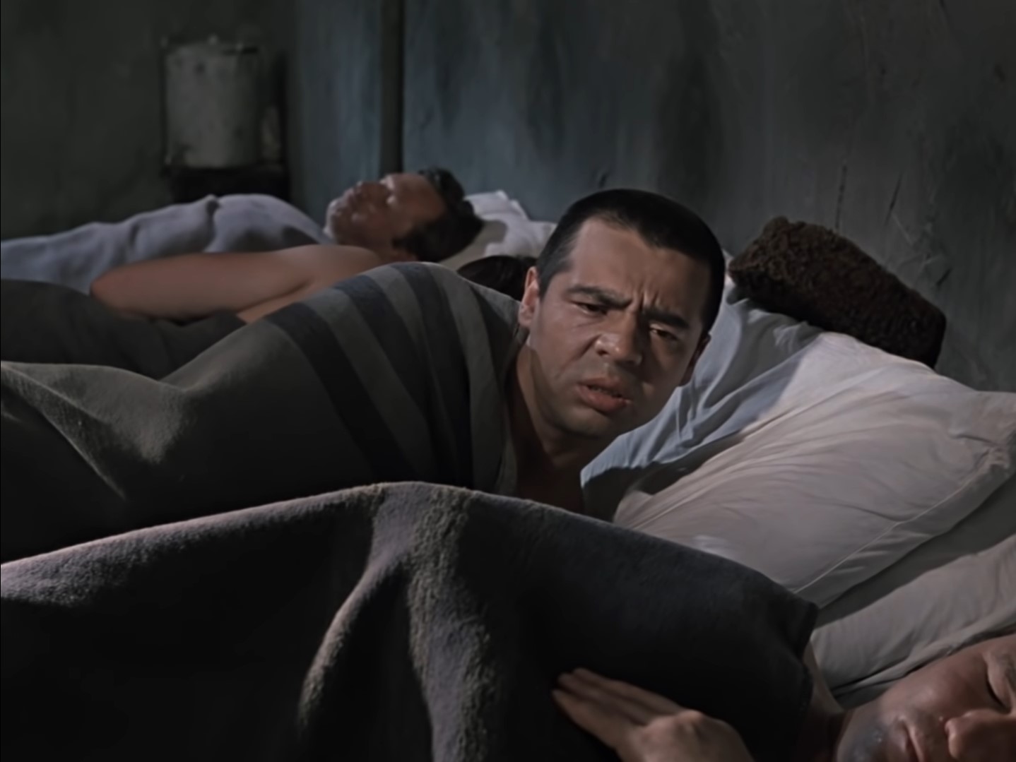 Слушайте! Заткнитесь, пожалуйста! Устроили тут ромашка – помню, не помню… Дайте спать.