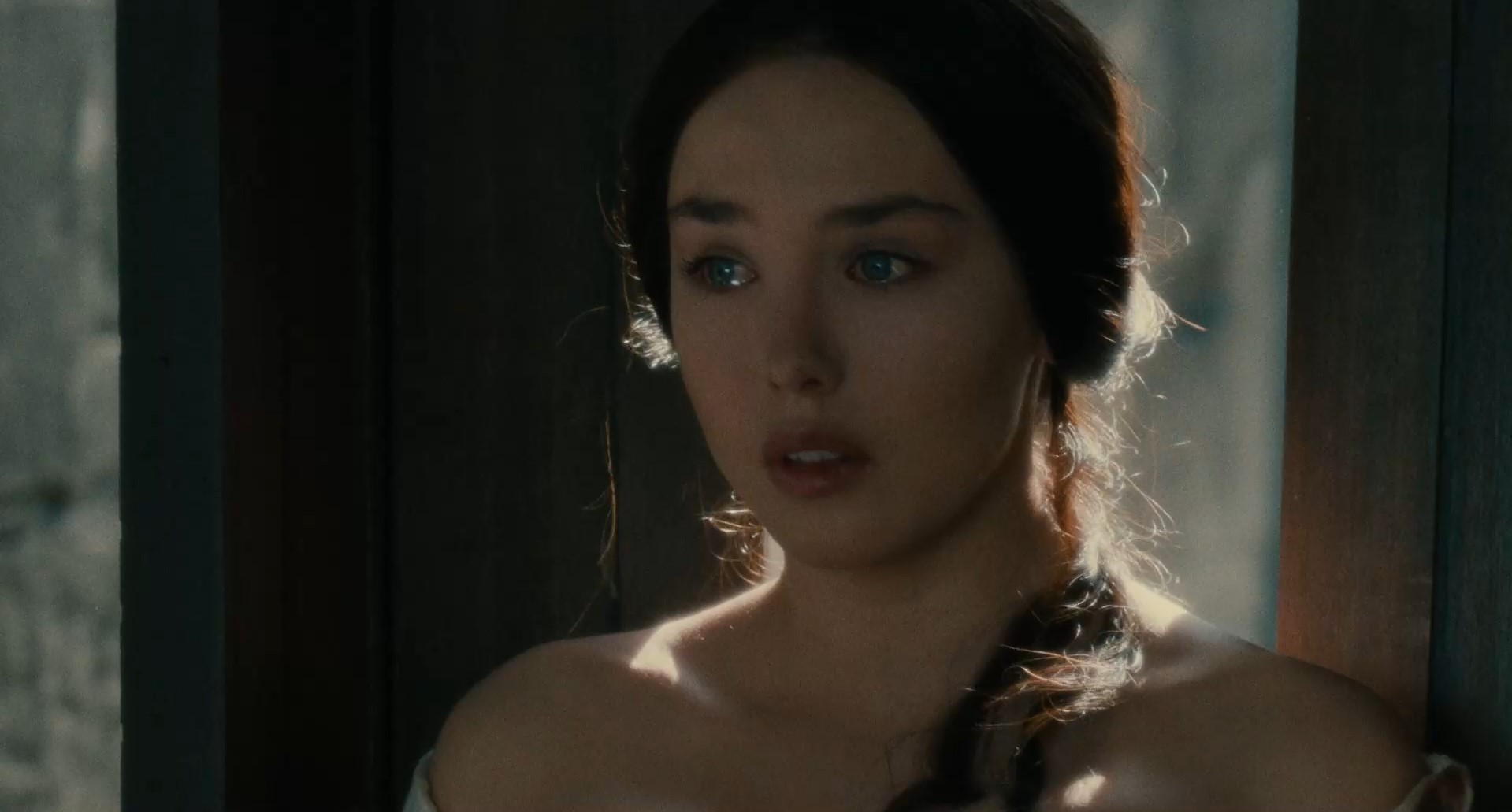 — Вас ждёт король Генрих, а ваше платье в крови.
— Это не имеет значения, была бы улыбка на устах.