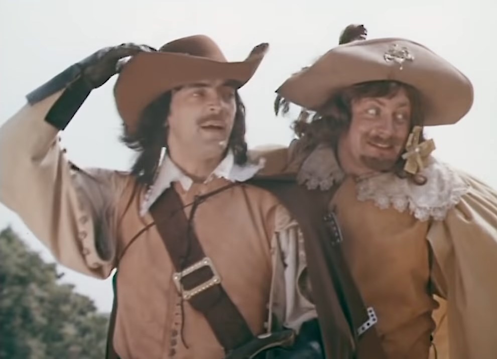 — Стены монастыря… Воздух монастыря!... Меня всегда сюда тянуло.
— Тянуло, конечно, монастырь-то женский!