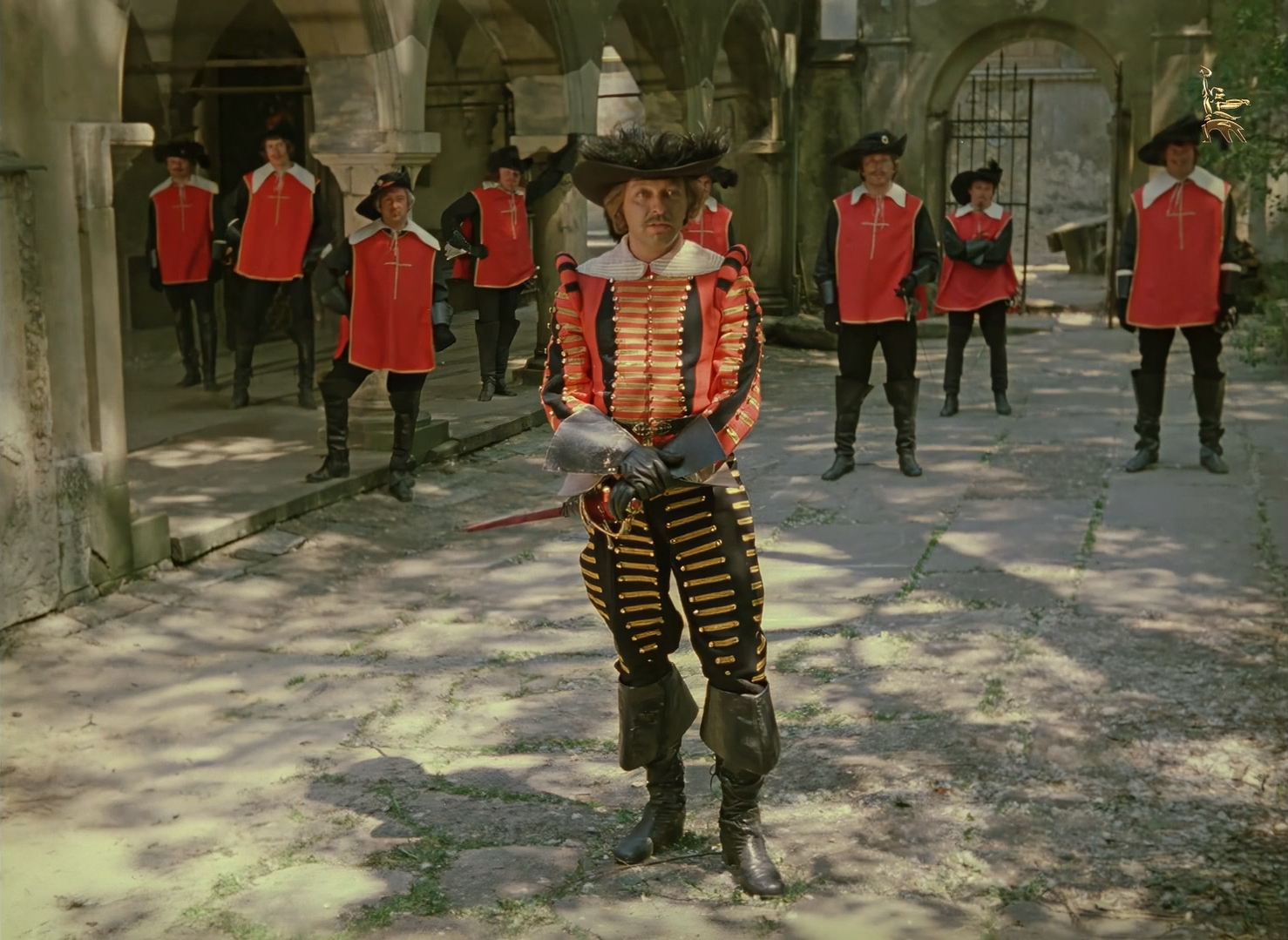 Нас будет трое, из которых один раненый, в придачу неопытный юноша, а скажут... Скажут... что нас было четверо.де Жюссак: — Вложите-ка шпаги в ножны и следуйте за нами. Вы арестованы.
Атос: — Их много, а нас только трое.
Арамис: — Вот именно, трое. И мы опять потерпим поражение. Или...
Портос: — Я согласен с Арамисом. Или нам придётся умереть на месте.
д’Артаньян: — Разрешите поправить вас, господа, нас четверо!
Портос: — Но вы же не мушкетёр!
де Жюссак: — А вы, молодой человек, отойдите. Мы даже не будем возражать, если вы удалитесь. Или вам мало Менга?
д’Артаньян: — На мне нет одежды мушкетёра, но душой я мушкетёр! Сердце моё — сердце мушкетёра!
де Жюссак: — Повторяю, господа, соблаговолите следовать за нами. Или мы вынуждены будем взять вас силой.
Атос: — Нас будет трое, из которых один раненый, в придачу неопытный юноша, а скажут... Скажут... что нас было четверо.
Арамис: — Атос, но отступать как-то...
Портос: — Я предлагаю драку!
д’Артаньян: — Возьмите меня! Господа, вы не пожалеете!
Атос: — Мы будем иметь честь атаковать вас!
д’Артаньян: — О! А этот мой!
де Жюссак: — Гвардейцы, к бою!