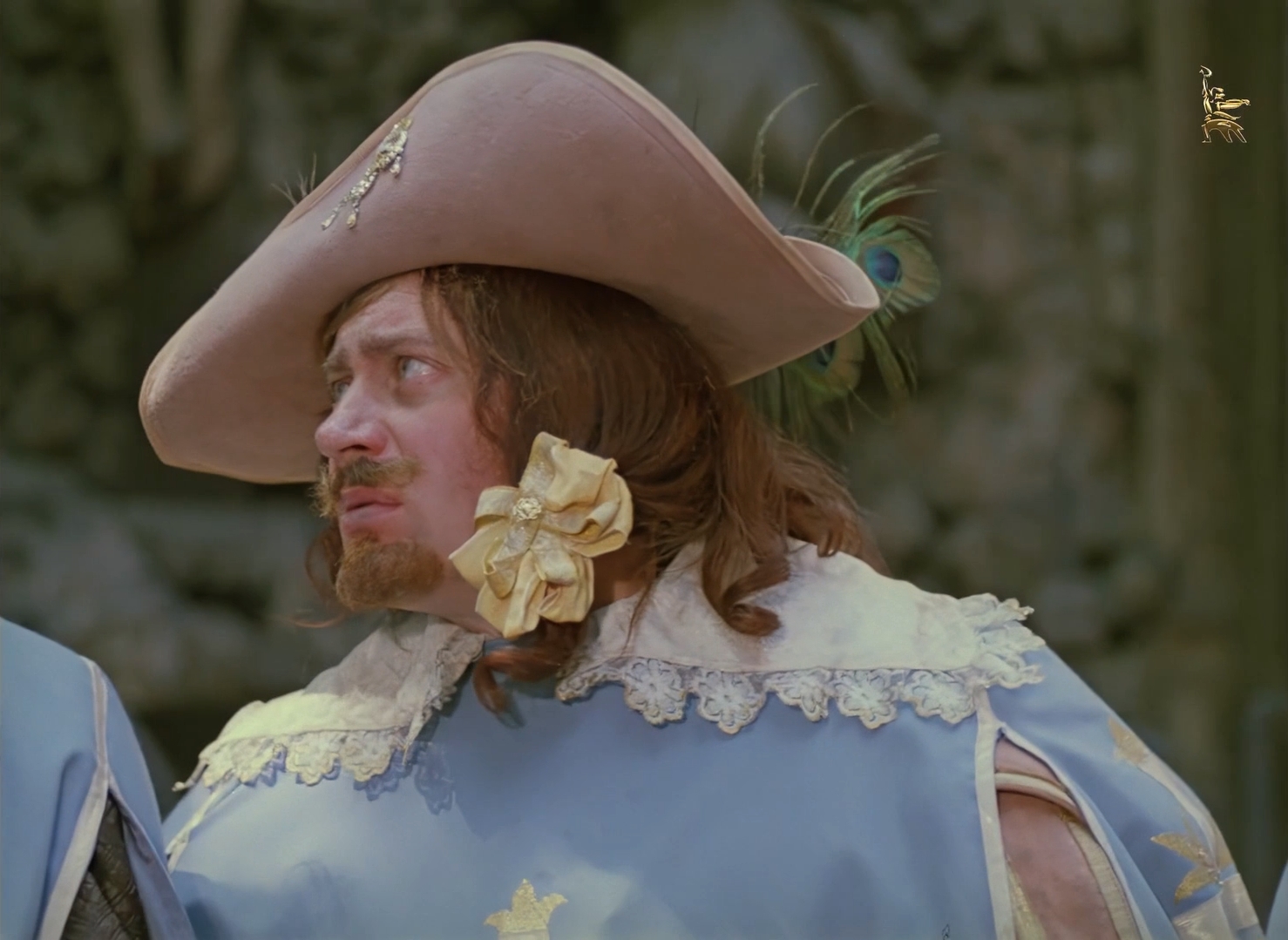 Нас будет трое, из которых один раненый, в придачу неопытный юноша, а скажут... Скажут... что нас было четверо.де Жюссак: — Вложите-ка шпаги в ножны и следуйте за нами. Вы арестованы.
Атос: — Их много, а нас только трое.
Арамис: — Вот именно, трое. И мы опять потерпим поражение. Или...
Портос: — Я согласен с Арамисом. Или нам придётся умереть на месте.
д’Артаньян: — Разрешите поправить вас, господа, нас четверо!
Портос: — Но вы же не мушкетёр!
де Жюссак: — А вы, молодой человек, отойдите. Мы даже не будем возражать, если вы удалитесь. Или вам мало Менга?
д’Артаньян: — На мне нет одежды мушкетёра, но душой я мушкетёр! Сердце моё — сердце мушкетёра!
де Жюссак: — Повторяю, господа, соблаговолите следовать за нами. Или мы вынуждены будем взять вас силой.
Атос: — Нас будет трое, из которых один раненый, в придачу неопытный юноша, а скажут... Скажут... что нас было четверо.
Арамис: — Атос, но отступать как-то...
Портос: — Я предлагаю драку!
д’Артаньян: — Возьмите меня! Господа, вы не пожалеете!
Атос: — Мы будем иметь честь атаковать вас!
д’Артаньян: — О! А этот мой!
де Жюссак: — Гвардейцы, к бою!