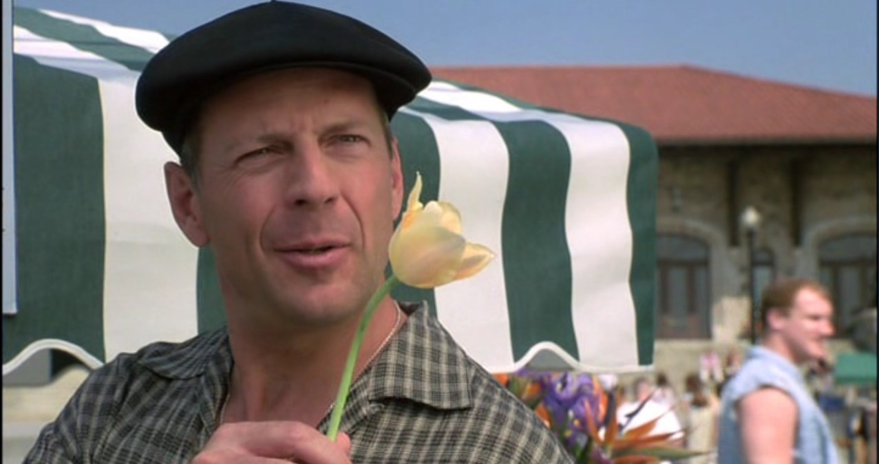 Джимми «Тюльпан» Тудески Николас «Оз» Озерански — Ты дантист?
— Каюсь.
— Самоубийца.
— Послушай, с чего ты взял?
— Читал, что дантисты к самоубийству склонны.
— Нет, Джимми, я ненавижу свою жизнь, но я не хочу умирать.
— Хочешь — не хочешь, а придётся... Все умирают. Позже или раньше. Тюльпан?
— Что ты?