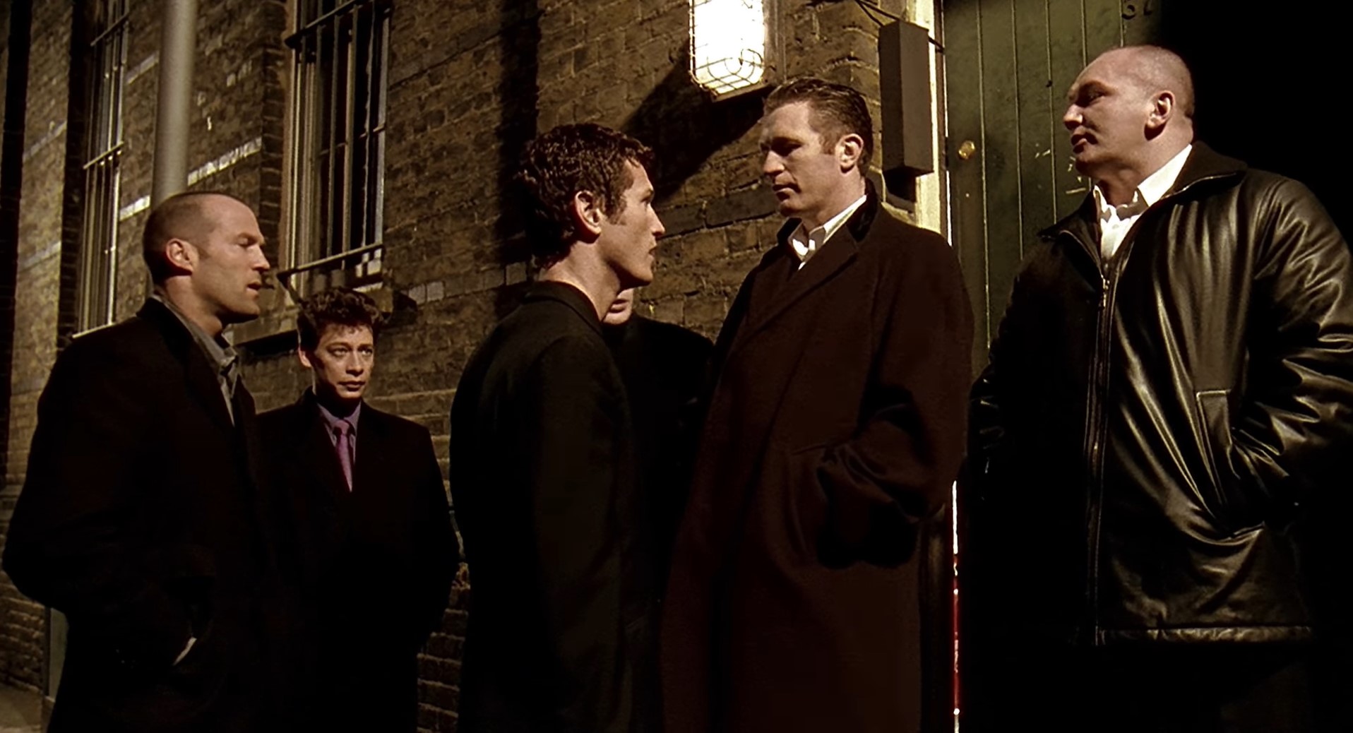 — Где приглашения?
— Приглашения?
— Приглашения! Четыре белые бумажки с вашими именами.
— Есть сто тысяч бумажек с портретом королевы. Сойдет?