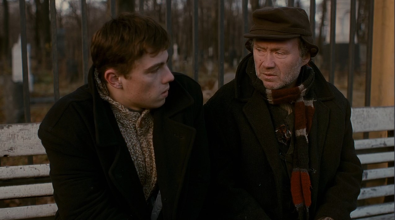 — Вот ты говорил, город — сила, а тут слабые все...
— Город — это злая сила... Сильные приезжают, становятся слабыми, город забирает силу... Вот и ты пропал!