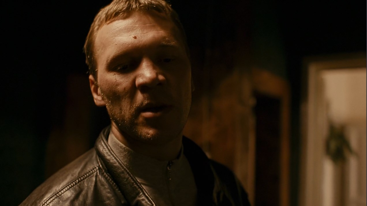 нервный бандит Если что не так, я тебе, сука, в глаз выстрелю!