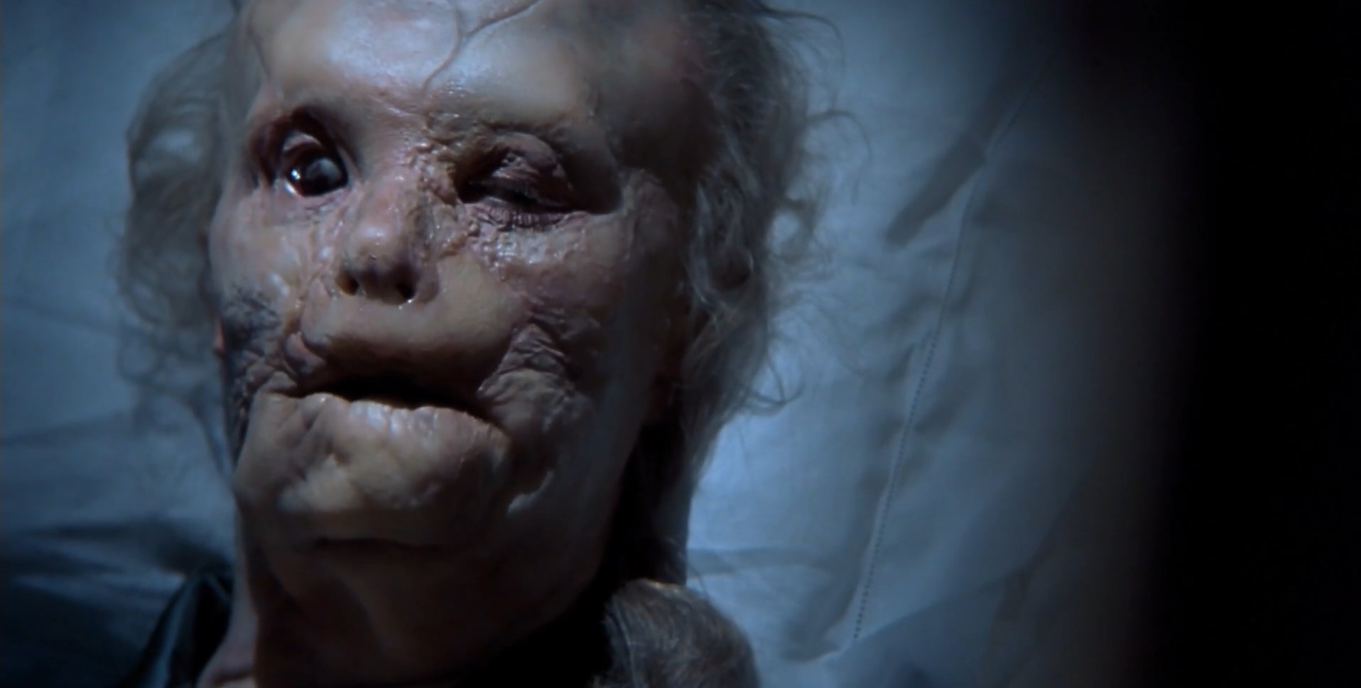 Я показал ему свои игрушки. И в том числе — удавку. С её помощью можно себя придушить, но не до конца. Потрясающие ощущения...