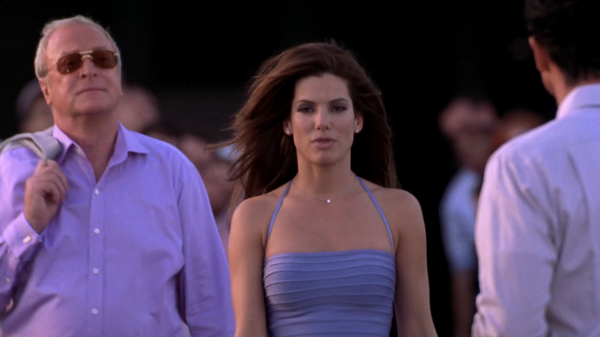 Я в платье, у меня гель в волосах, я не спала всю ночь, хочу есть и вооружена! Не приставай ко мне!
============================
Я в платье, волосы залиты лаком, я всю ночь не спала, но я вооружена! Лучше не зли меня!