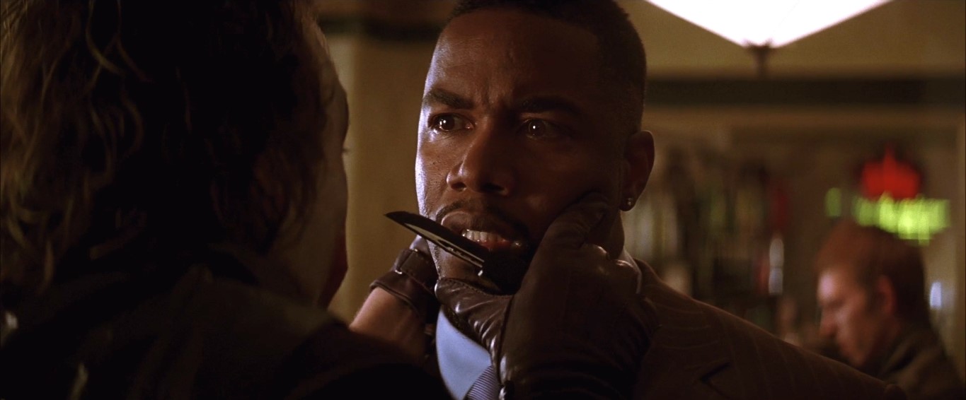 Хочешь знать, откуда эти шрамы? Мой папаша был алкаш и изверг, и однажды он взбесился больше обычного. Мамочка схватила кухонный нож, чтобы себя защитить, но папочке это не понравилось! И вот у меня на глазах он её зарезал, хохотал как сумасшедший. Потом повернулся и говорит: «Чего ты такой серьёзный, сынок?» Он шёл на меня с ножом... «Чего ты такой серьёзный, сынок?!» Он вставил мне лезвие в рот: «Давай-ка мы тебе нарисуем улыбку!» И... «Чего ты такой серьёзный?»