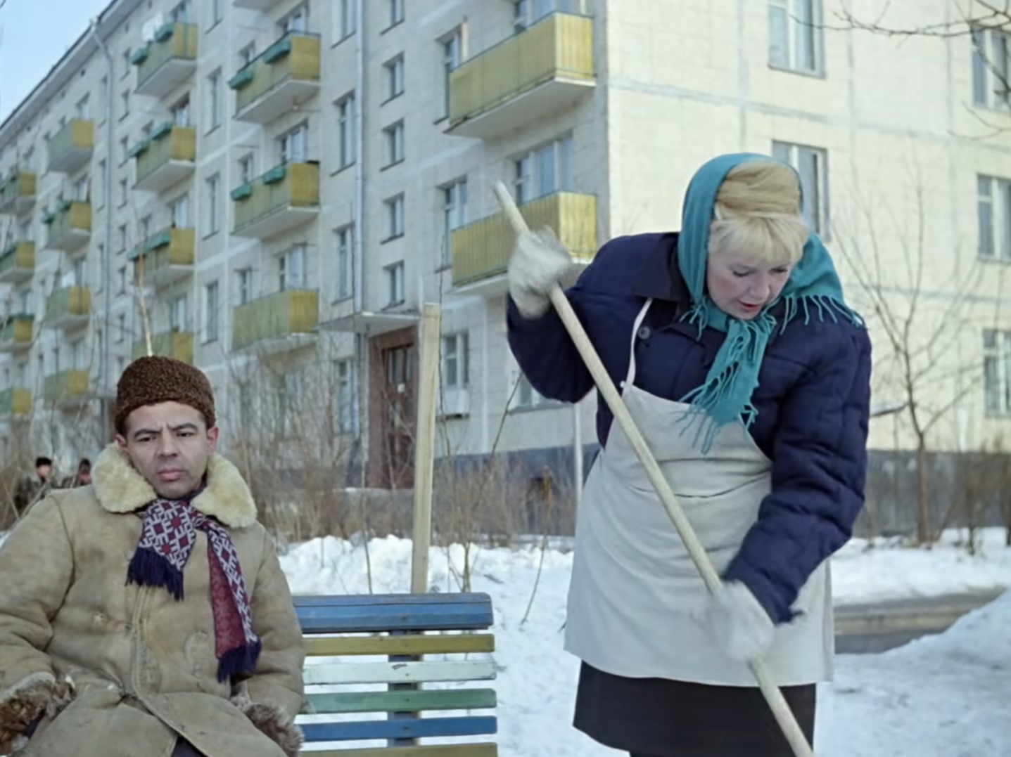 — Шакал я паршивый, всё ворую и ворую…
— Чё это ты воруешь?
— Вот на шухере здесь сижу. Украли уже. Ну я пошёл.