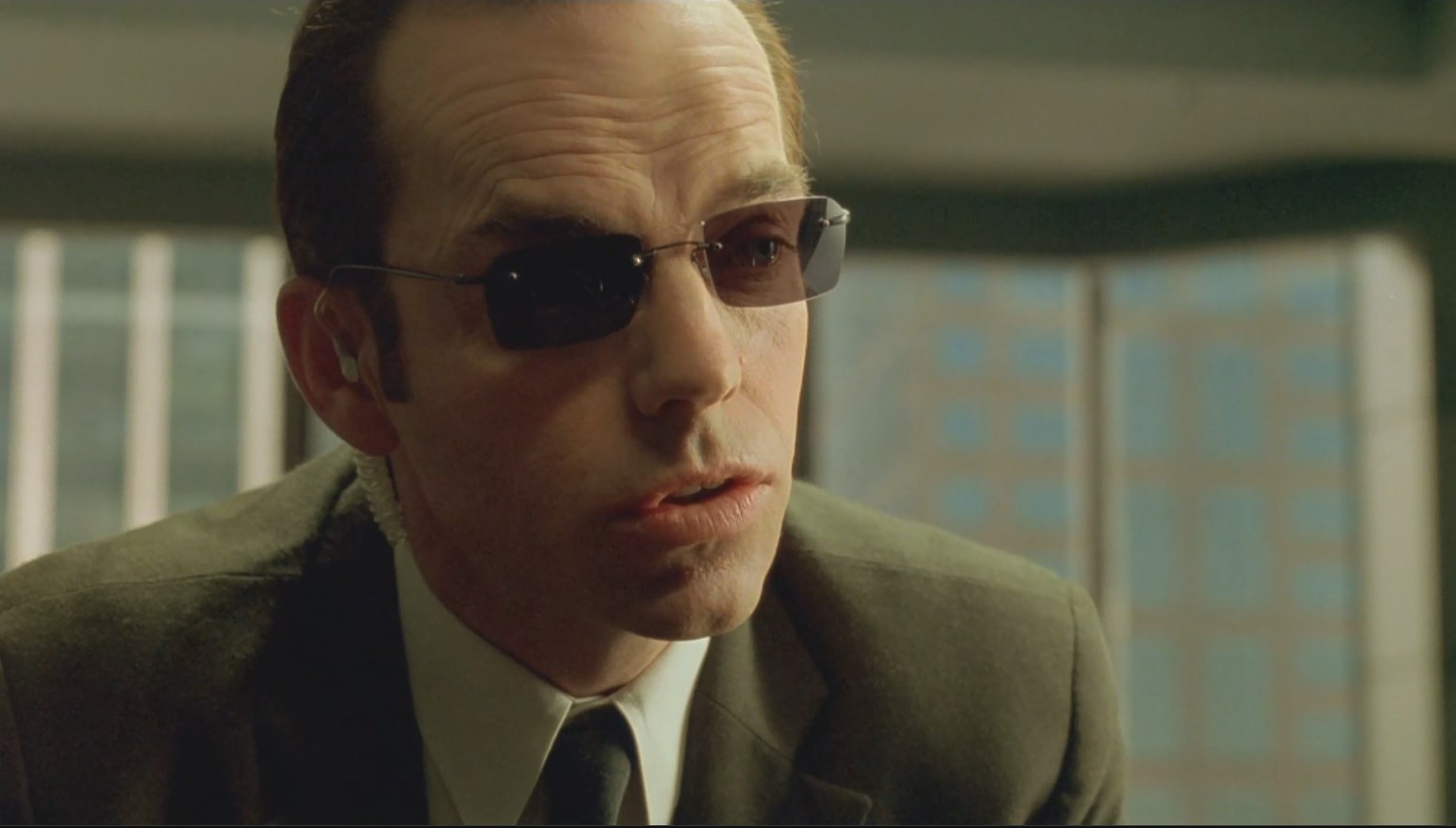 Я хочу поделиться теорией, которую недавно создал. Я занимался классификацией биологических видов и пришел к выводу, что вы — не млекопитающие. Ведь все животные планеты Земля инстинктивно приспосабливаются, находят равновесие со средой обитания, но... человек не таков. Заняв какой-то участок, вы размножаетесь, пока все природные ресурсы не будут исчерпаны. Чтобы выжить, вам приходится захватывать все новые и новые территории. Есть один организм на Земле со сходной повадкой. Знаете, какой? Вирус. Человечество — это болезнь, раковая опухоль планеты, а мы — лекарство.