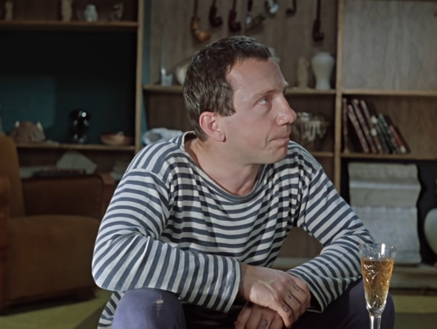 — Скучно без водки.
— А что, обязательно напиваться, как свинья? Можно просто посидеть, поговорить по душам.
— Я не прокурор, чтоб с тобой по душам разговаривать.