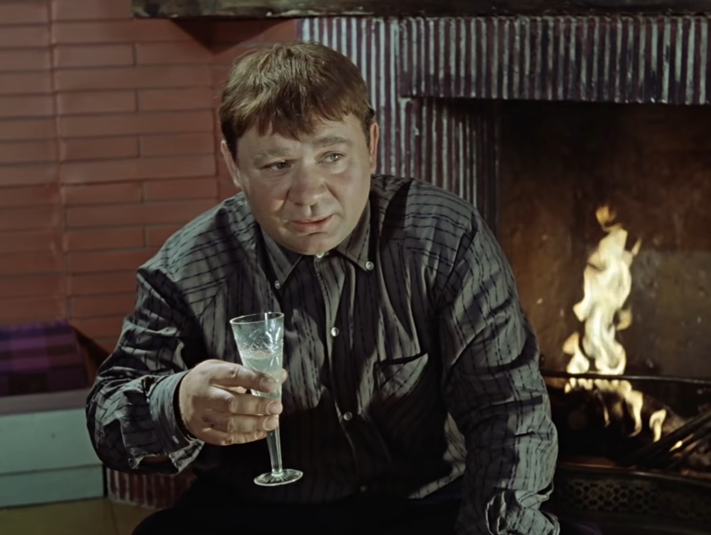 — Скучно без водки.
— А что, обязательно напиваться, как свинья? Можно просто посидеть, поговорить по душам.
— Я не прокурор, чтоб с тобой по душам разговаривать.